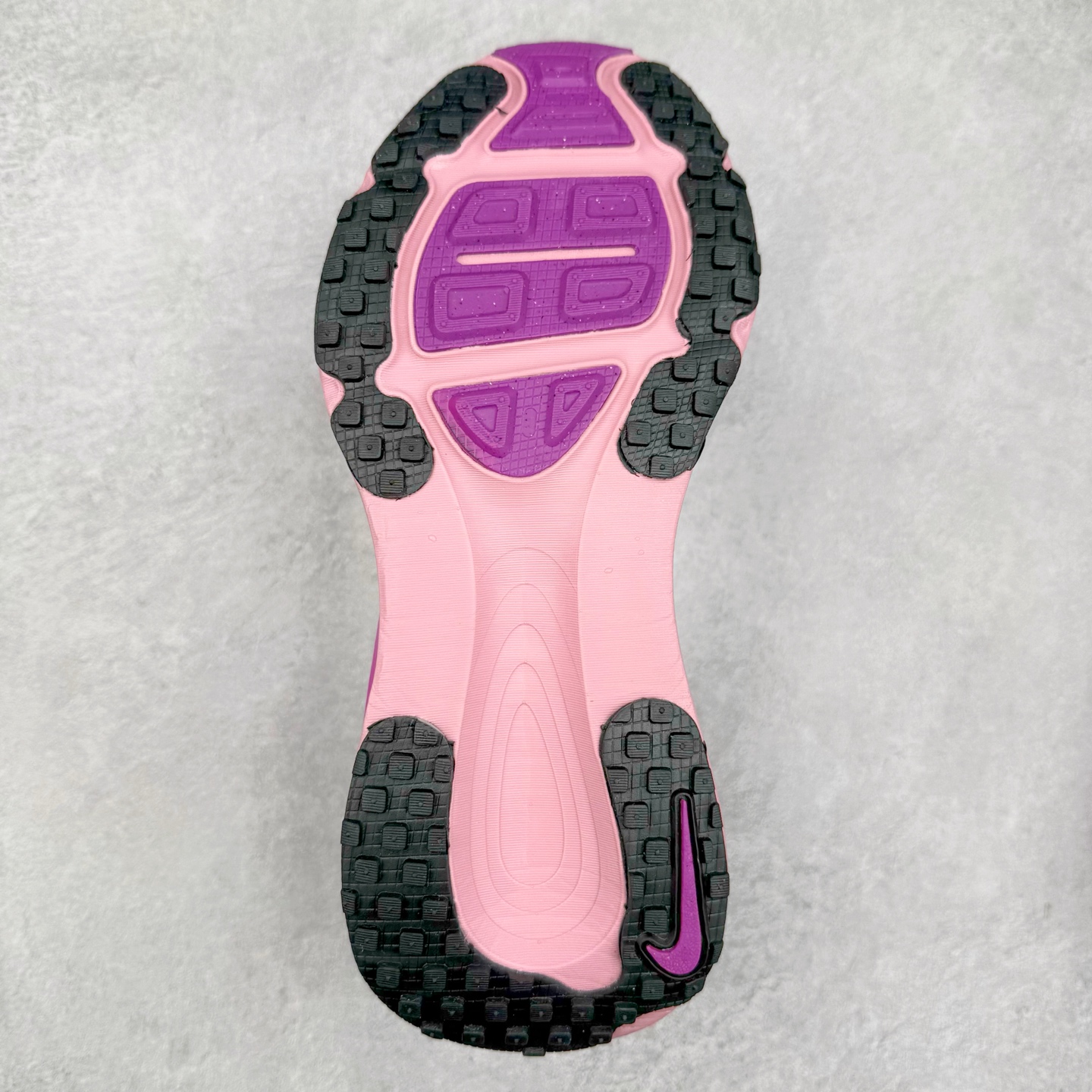 图片[9]-NK Air Zoom Vomero 18 轻便舒适公路跑步鞋 HM6804-105 质感柔软 弹力充沛 助力一路畅跑 乐享不停 厚实泡绵缔造舒适的回弹效果 铸就出色跑步表现 该鞋款轻盈透气 带你步入舒适新境界 疾速刺激感和非凡舒适脚感交织 定能让跑者在迈步间找到渴望已久的跑步乐趣 自如掌控跑步节奏、配速和里程 足底缓震配置赋予双足柔软舒适感受 助你一路畅跑 缓震设计 在双足触地时有助提供舒适脚感 搭载性能出众的 ZoomX 和 Cushlon 泡绵 营造柔软舒适脚感 助你稳稳迈步 基于跑者反馈 简化中底设计 带来出色舒适感 尺码：36 36.5 37.5 38 38.5 39 40 40.5 41 42 42.5 43 44 44.5 45-选品中心