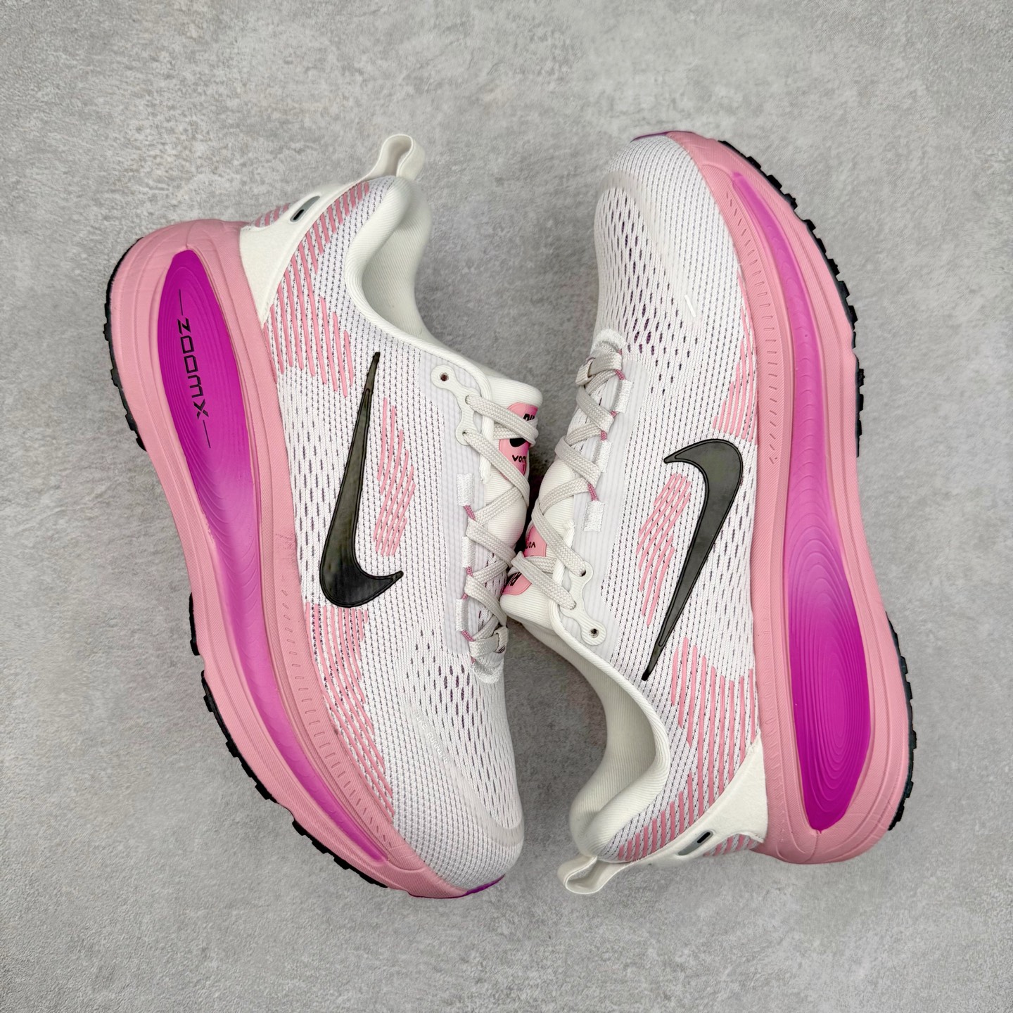 图片[3]-NK Air Zoom Vomero 18 轻便舒适公路跑步鞋 HM6804-105 质感柔软 弹力充沛 助力一路畅跑 乐享不停 厚实泡绵缔造舒适的回弹效果 铸就出色跑步表现 该鞋款轻盈透气 带你步入舒适新境界 疾速刺激感和非凡舒适脚感交织 定能让跑者在迈步间找到渴望已久的跑步乐趣 自如掌控跑步节奏、配速和里程 足底缓震配置赋予双足柔软舒适感受 助你一路畅跑 缓震设计 在双足触地时有助提供舒适脚感 搭载性能出众的 ZoomX 和 Cushlon 泡绵 营造柔软舒适脚感 助你稳稳迈步 基于跑者反馈 简化中底设计 带来出色舒适感 尺码：36 36.5 37.5 38 38.5 39 40 40.5 41 42 42.5 43 44 44.5 45-选品中心