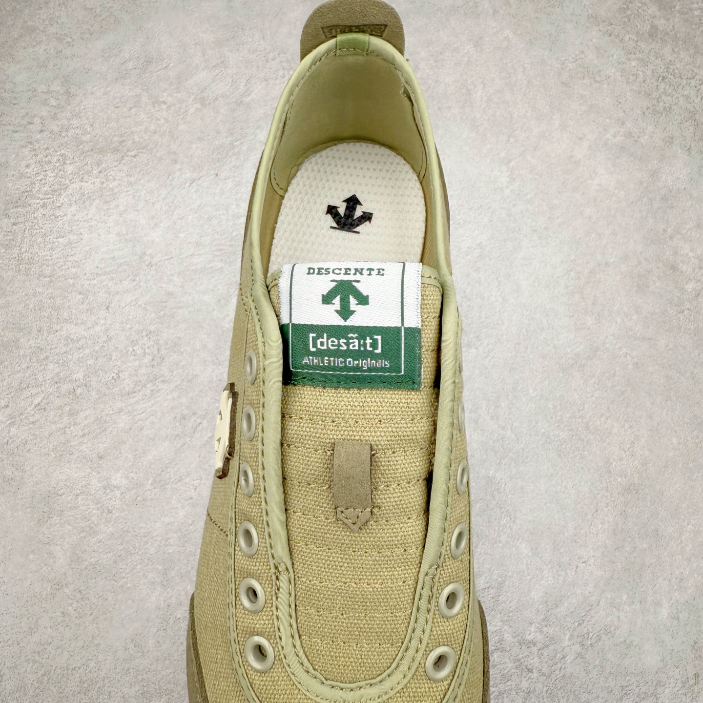 图片[5]-DESCENTE Sport Style Chron Racer迪桑特舒适百搭防滑耐磨低帮生活休闲鞋 是一款集复古与现代于一体的低帮跑步鞋 简洁的牛皮鞋面不仅彰显出时尚的质感 还适用于多种场合的穿搭 这款鞋子的透气性能极佳 轻质弹性鞋底则提供了良好的舒适度和耐磨性 使你在行走或跑步时都能感受到脚底的柔软与支撑 尺码：36 36.5 37.5 38 38.5 39 40 40.5 41 42 42.5 43 44 44.5 45-选品中心