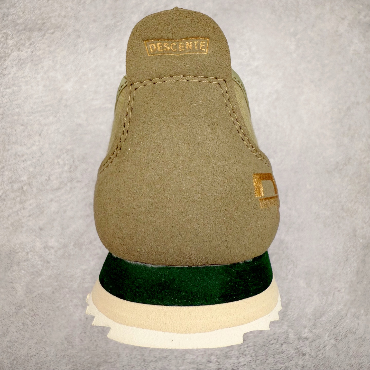 图片[8]-DESCENTE Sport Style Chron Racer迪桑特舒适百搭防滑耐磨低帮生活休闲鞋 是一款集复古与现代于一体的低帮跑步鞋 简洁的牛皮鞋面不仅彰显出时尚的质感 还适用于多种场合的穿搭 这款鞋子的透气性能极佳 轻质弹性鞋底则提供了良好的舒适度和耐磨性 使你在行走或跑步时都能感受到脚底的柔软与支撑 尺码：36 36.5 37.5 38 38.5 39 40 40.5 41 42 42.5 43 44 44.5 45-选品中心