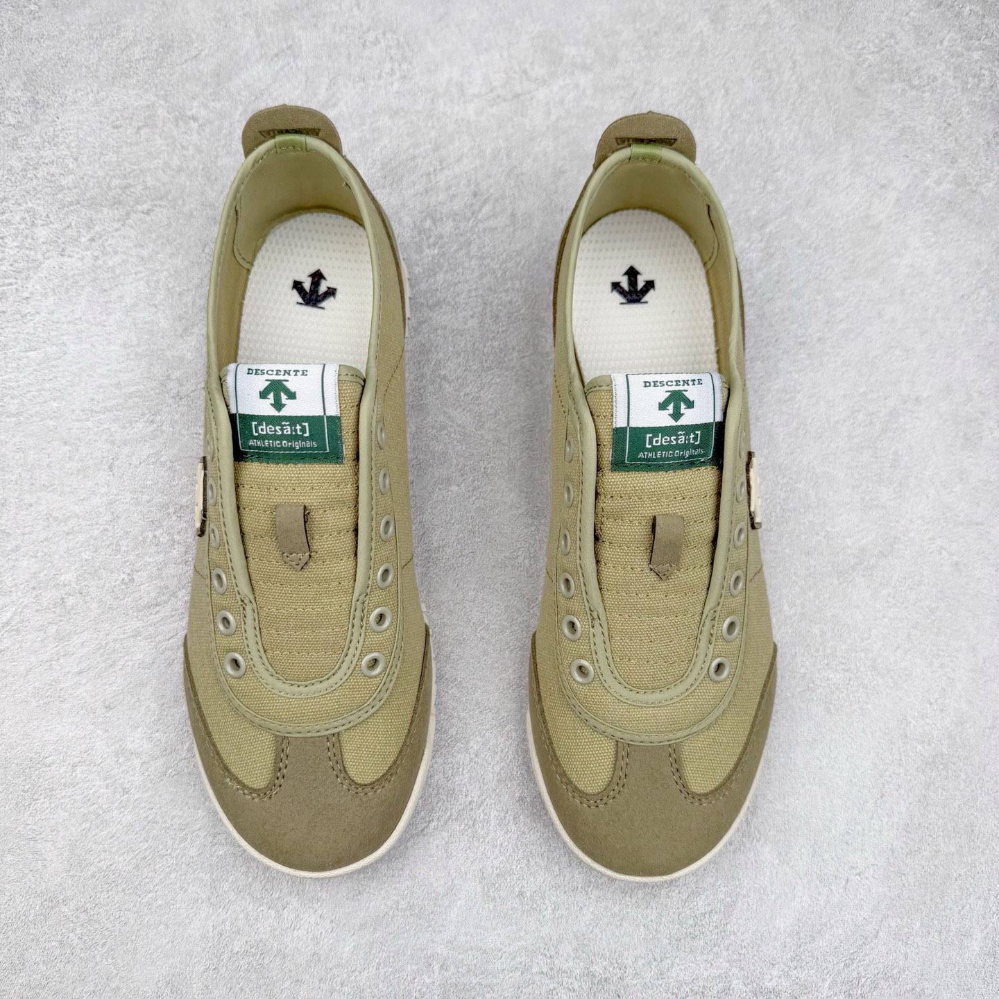 图片[2]-DESCENTE Sport Style Chron Racer迪桑特舒适百搭防滑耐磨低帮生活休闲鞋 是一款集复古与现代于一体的低帮跑步鞋 简洁的牛皮鞋面不仅彰显出时尚的质感 还适用于多种场合的穿搭 这款鞋子的透气性能极佳 轻质弹性鞋底则提供了良好的舒适度和耐磨性 使你在行走或跑步时都能感受到脚底的柔软与支撑 尺码：36 36.5 37.5 38 38.5 39 40 40.5 41 42 42.5 43 44 44.5 45-选品中心