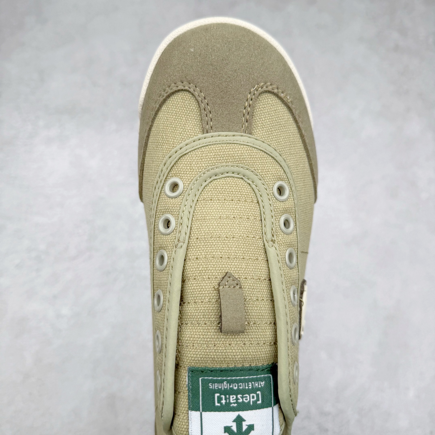 图片[4]-DESCENTE Sport Style Chron Racer迪桑特舒适百搭防滑耐磨低帮生活休闲鞋 是一款集复古与现代于一体的低帮跑步鞋 简洁的牛皮鞋面不仅彰显出时尚的质感 还适用于多种场合的穿搭 这款鞋子的透气性能极佳 轻质弹性鞋底则提供了良好的舒适度和耐磨性 使你在行走或跑步时都能感受到脚底的柔软与支撑 尺码：36 36.5 37.5 38 38.5 39 40 40.5 41 42 42.5 43 44 44.5 45-选品中心