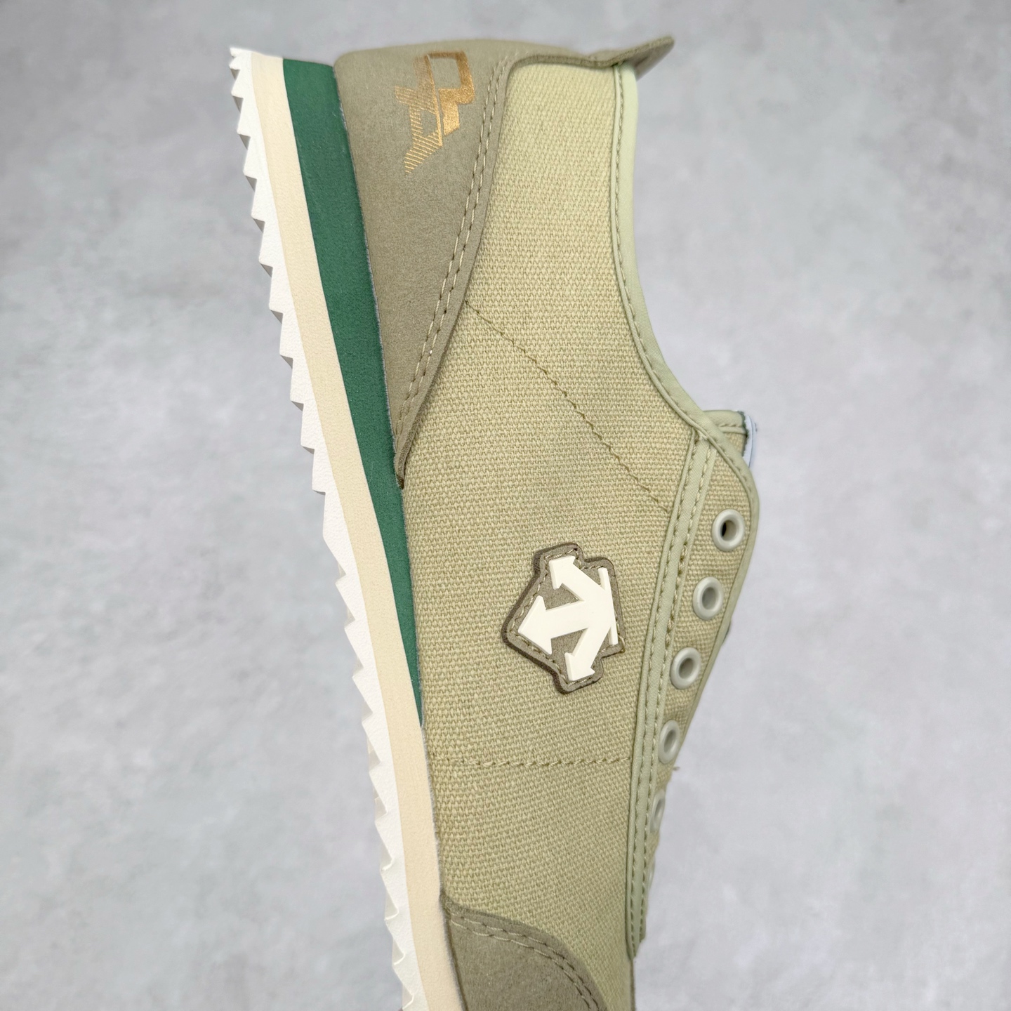 图片[6]-DESCENTE Sport Style Chron Racer迪桑特舒适百搭防滑耐磨低帮生活休闲鞋 是一款集复古与现代于一体的低帮跑步鞋 简洁的牛皮鞋面不仅彰显出时尚的质感 还适用于多种场合的穿搭 这款鞋子的透气性能极佳 轻质弹性鞋底则提供了良好的舒适度和耐磨性 使你在行走或跑步时都能感受到脚底的柔软与支撑 尺码：36 36.5 37.5 38 38.5 39 40 40.5 41 42 42.5 43 44 44.5 45-选品中心