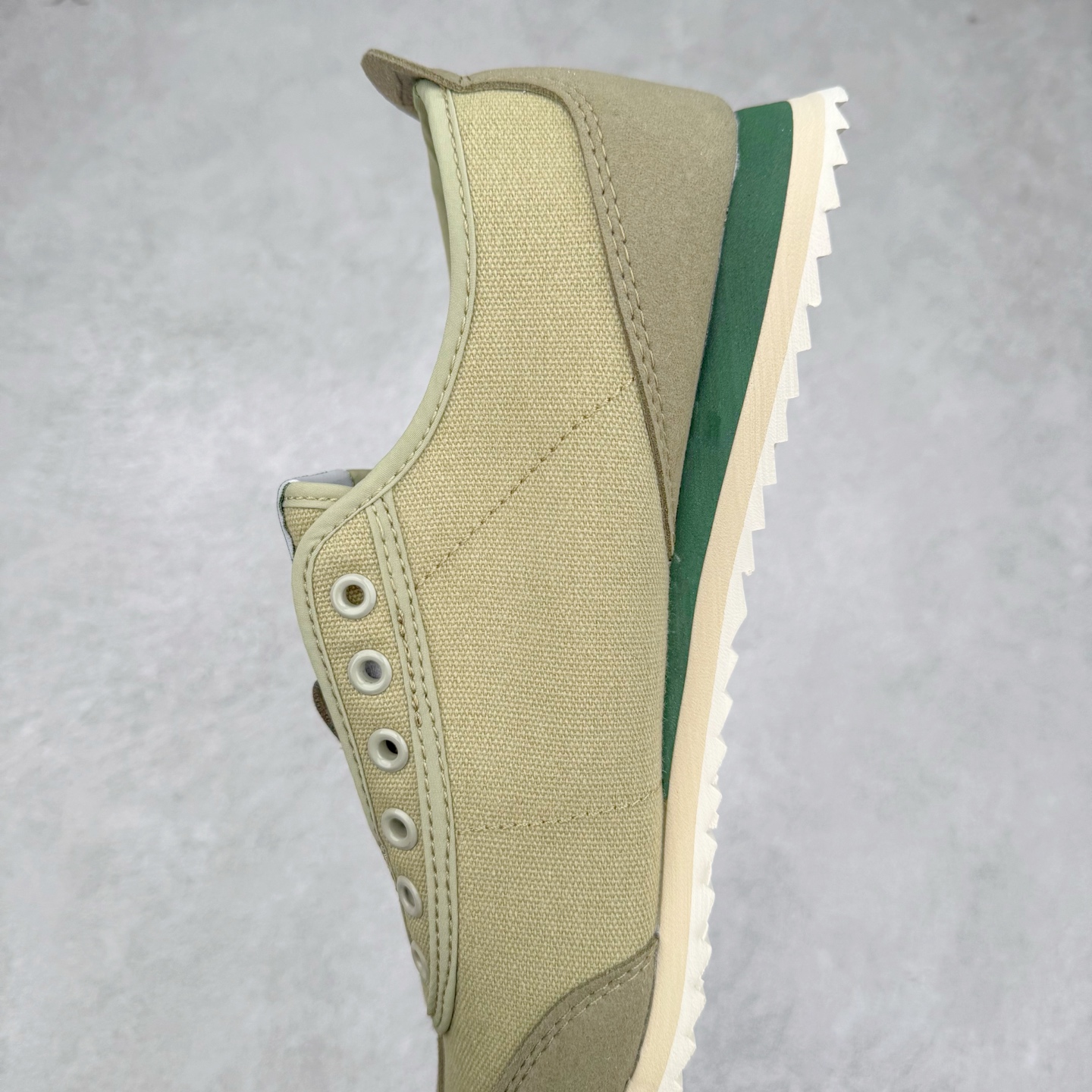 图片[7]-DESCENTE Sport Style Chron Racer迪桑特舒适百搭防滑耐磨低帮生活休闲鞋 是一款集复古与现代于一体的低帮跑步鞋 简洁的牛皮鞋面不仅彰显出时尚的质感 还适用于多种场合的穿搭 这款鞋子的透气性能极佳 轻质弹性鞋底则提供了良好的舒适度和耐磨性 使你在行走或跑步时都能感受到脚底的柔软与支撑 尺码：36 36.5 37.5 38 38.5 39 40 40.5 41 42 42.5 43 44 44.5 45-选品中心