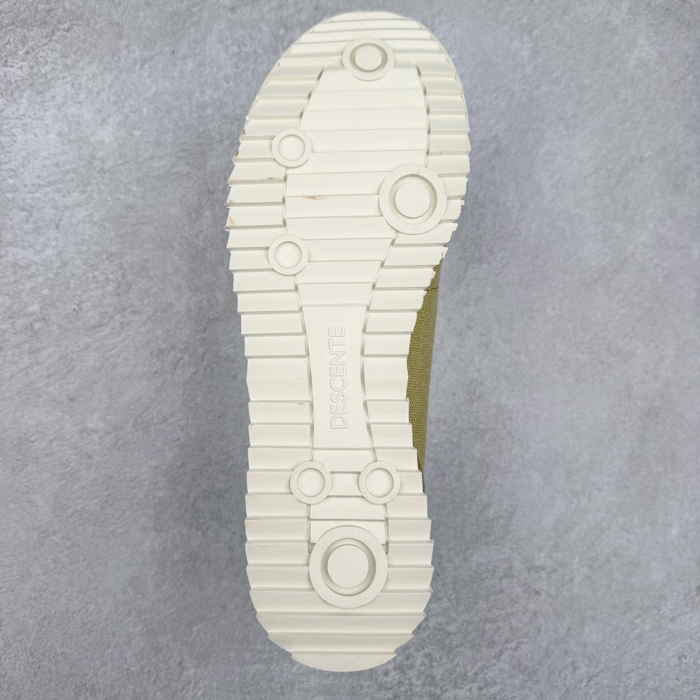 图片[9]-DESCENTE Sport Style Chron Racer迪桑特舒适百搭防滑耐磨低帮生活休闲鞋 是一款集复古与现代于一体的低帮跑步鞋 简洁的牛皮鞋面不仅彰显出时尚的质感 还适用于多种场合的穿搭 这款鞋子的透气性能极佳 轻质弹性鞋底则提供了良好的舒适度和耐磨性 使你在行走或跑步时都能感受到脚底的柔软与支撑 尺码：36 36.5 37.5 38 38.5 39 40 40.5 41 42 42.5 43 44 44.5 45-选品中心