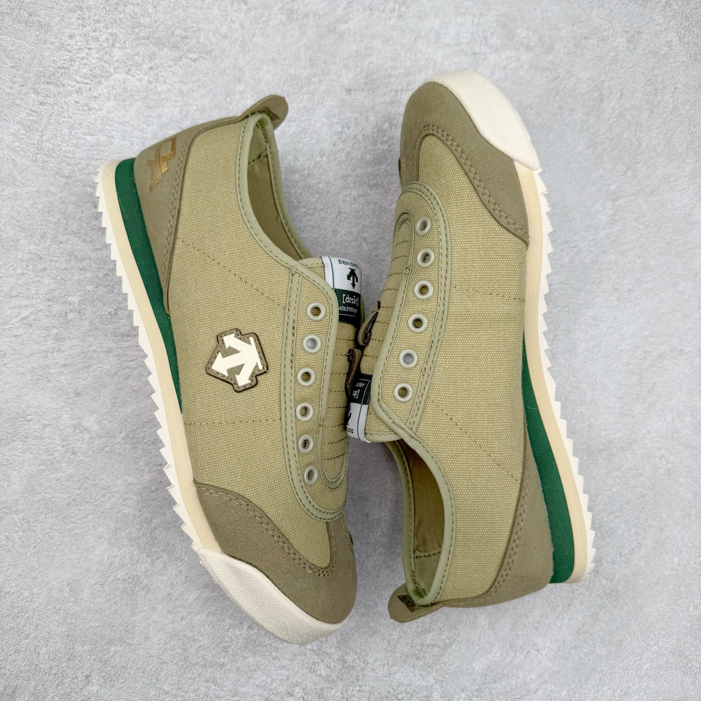 图片[3]-DESCENTE Sport Style Chron Racer迪桑特舒适百搭防滑耐磨低帮生活休闲鞋 是一款集复古与现代于一体的低帮跑步鞋 简洁的牛皮鞋面不仅彰显出时尚的质感 还适用于多种场合的穿搭 这款鞋子的透气性能极佳 轻质弹性鞋底则提供了良好的舒适度和耐磨性 使你在行走或跑步时都能感受到脚底的柔软与支撑 尺码：36 36.5 37.5 38 38.5 39 40 40.5 41 42 42.5 43 44 44.5 45-选品中心