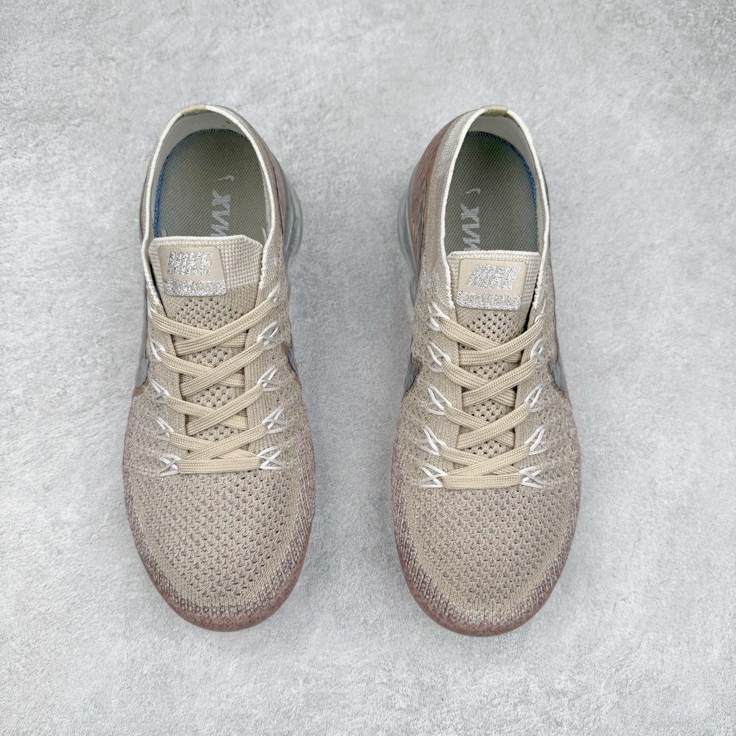 图片[2]-＃纯原 NK Air VaporMax Flyknit 2018大气垫百搭慢跑鞋 849557-202 德产斯托尔针织横机生产原档案针织鞋面 侧面\\\”鱼骨线\\\”清晰立体 原底气垫 细节诠释一切质疑 原产标加持 换盒过验 实拍调校N版已经零色差零失真 百分百还原实物色彩所见即所得 不存在货不对板色差等低级问题 选购参考实物拍摄 不混卖不参货 只用心做好货严格选品 承诺混一赔十 尺码：36 36.5 37.5 38 38.5 39 40 40.5 41 42 42.5 43 44 44.5 45 46 47.5-选品中心