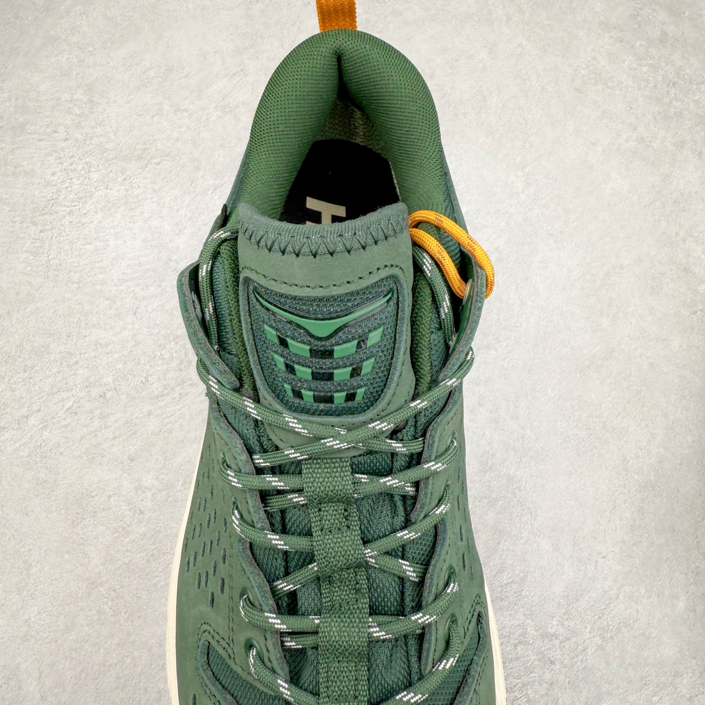 图片[5]-＃纯原 HOKA ONE ONE Tor Uitra Low 托亚潮流户外越野登山功能鞋 鞋款利用机能、户外、复古元素将都市型格与户外机能无缝结合 既能自由穿梭于城市的钢筋水泥之间 也能轻松演绎山系潮流搭配 全粒面皮革结合模压鞋口 提升持久耐穿度 直至鞋头的鞋带设计 舒适灵活的调节 搭配鞋头处HOKA ONE ONE飞翼纹饰 营造了个性十足的张扬气场 Tor Ultra 配备 Vibram® 鞋底与 EVA 和RMAT® 中底 给穿著者最佳的抓地力及舒适性 另外中底的金属摇杆可稳定脚部行程 当走过崎岖山路时依然让脚部得到平稳的感觉 而整对鞋以皮革和耐用尼龙布材打造 与坚固的鞋底相结合 可以牢固地支撑脚部和脚踝 另外外层搭载的Event技术 保持鞋履防水以及鞋内透气作用 尺码：36 36.5 37.5 38 38.5 39 40 40.5 41 42 42.5 43 44 44.5 45-选品中心