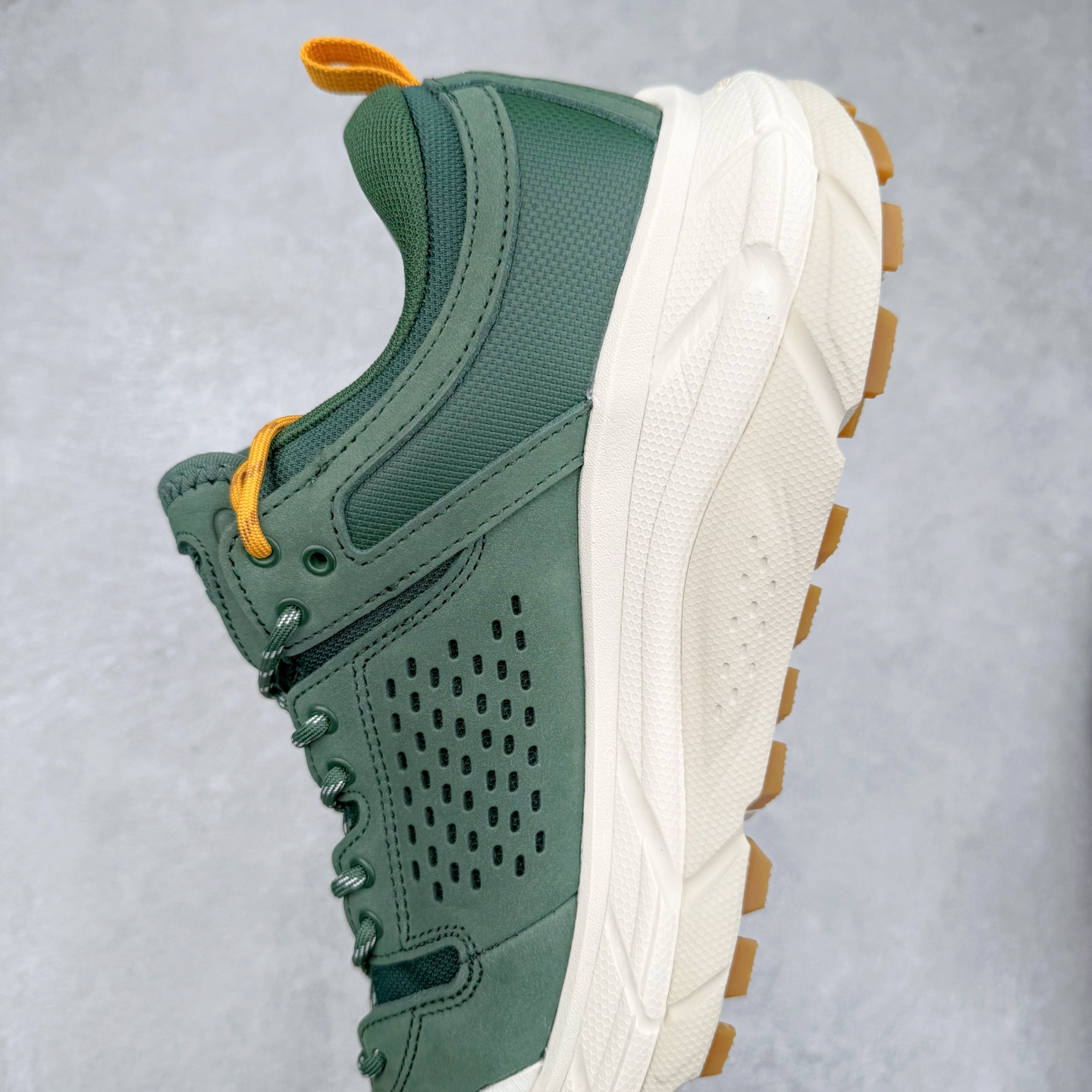 图片[7]-＃纯原 HOKA ONE ONE Tor Uitra Low 托亚潮流户外越野登山功能鞋 鞋款利用机能、户外、复古元素将都市型格与户外机能无缝结合 既能自由穿梭于城市的钢筋水泥之间 也能轻松演绎山系潮流搭配 全粒面皮革结合模压鞋口 提升持久耐穿度 直至鞋头的鞋带设计 舒适灵活的调节 搭配鞋头处HOKA ONE ONE飞翼纹饰 营造了个性十足的张扬气场 Tor Ultra 配备 Vibram® 鞋底与 EVA 和RMAT® 中底 给穿著者最佳的抓地力及舒适性 另外中底的金属摇杆可稳定脚部行程 当走过崎岖山路时依然让脚部得到平稳的感觉 而整对鞋以皮革和耐用尼龙布材打造 与坚固的鞋底相结合 可以牢固地支撑脚部和脚踝 另外外层搭载的Event技术 保持鞋履防水以及鞋内透气作用 尺码：36 36.5 37.5 38 38.5 39 40 40.5 41 42 42.5 43 44 44.5 45-选品中心