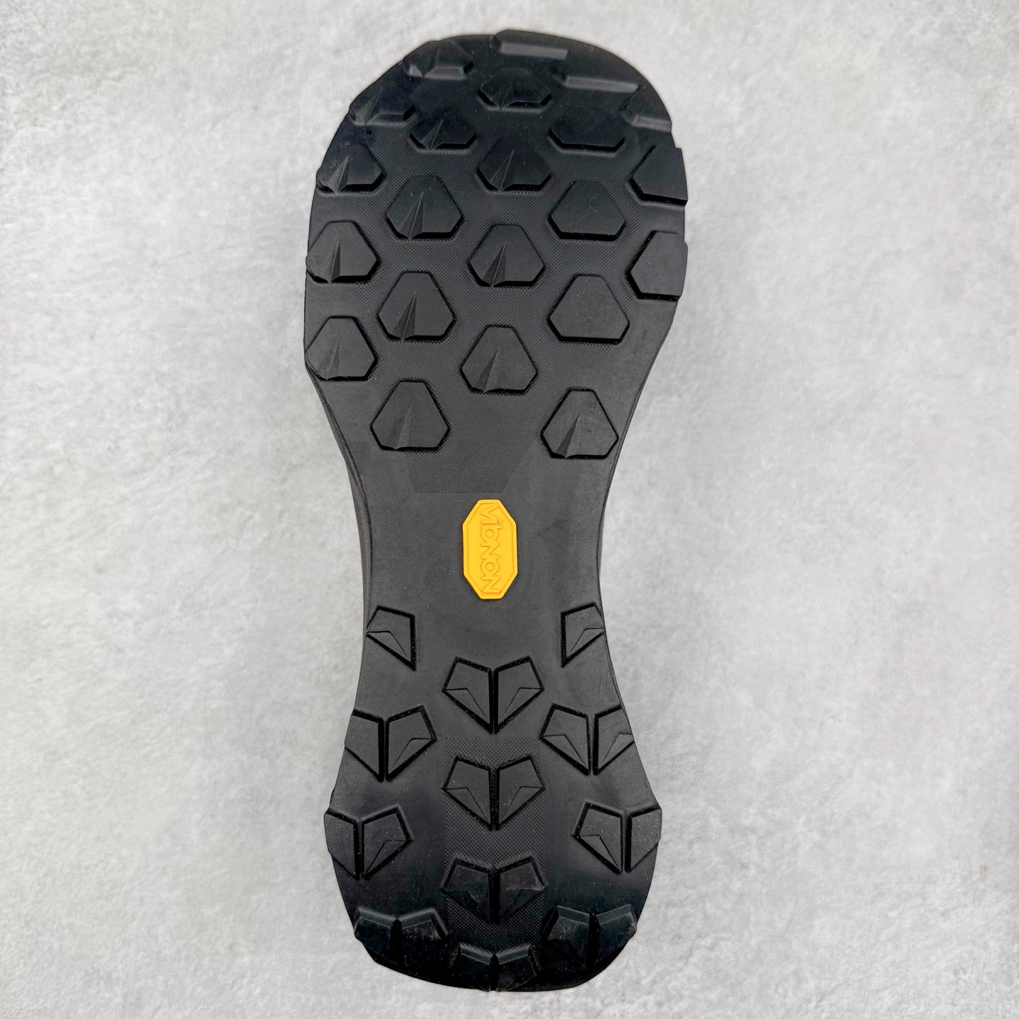 图片[9]-＃HP Arcteryx Vertex GTX 始祖鸟系带圆头防滑耐磨低帮登山鞋 Arcteryx中文名始祖鸟 加拿大户外服饰品牌 1989年创立于加拿大温哥华 始祖鸟来自加拿大海岸山脉 植根高山的专业户外品牌 始终秉承对精湛设计和工艺孜孜以求的准则 从1989年创立至今 Arcteryx始终不断在产品设计与做工上不惜工本 以满足始祖鸟的标准 品质、设计以及精简的理念造就了其良好的性能 并能满足严苛环境下的使用需求 尺码：36 37 38 39 40 41 42 43 44-选品中心