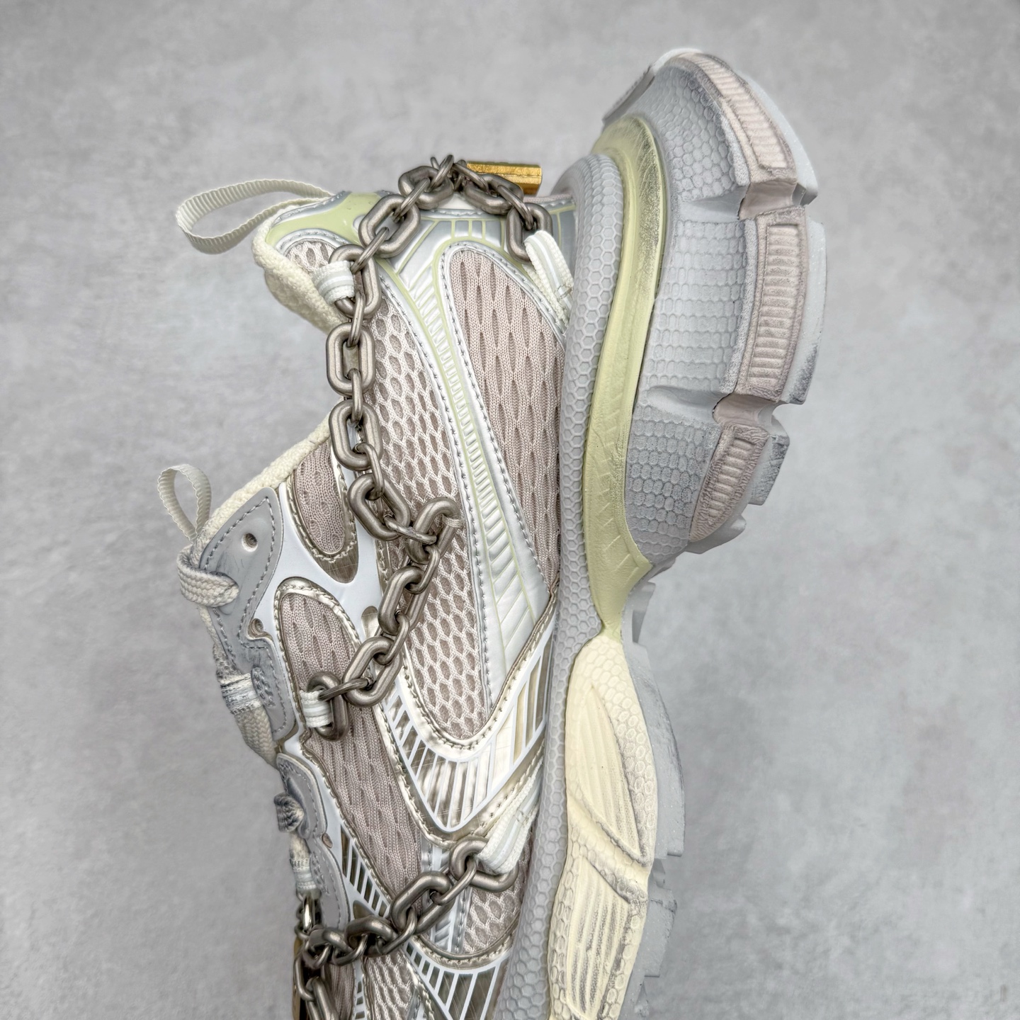 图片[7]-＃VG零售版 BALENCIAGA 3XL Sneakers 巴黎世家十代网布系带低帮走秀复古老爹鞋 全套原纸板楦头开发 最原汁原味的灵魂版型 全鞋荧光划线卡点 胶水把控整洁度追求极致完美 每一双都是工艺品 多重QC质检 超越公司货的品控标准 实实在在的免检产品 原盒原配 正确字体电绣 粗细、位置、大小正确 侧边TPU 透气孔匹配意产原版 正确分离大底 TPU软底 原版一致大底LOGO 立体感十足 原厂皮料水洗做旧 采购原厂网纱 不含皮革 网布材料和聚氨酯 磨损效果 鞋头边缘和后帮 Balenciaga 徽标 鞋面和后跟凸印尺码 鞋舌 3XL 橡胶品牌标识和反光细节 鞋帮拉袢和鞋舌拉祥 配反光细节 备用鞋带在鞋履前侧 可在穿着前取下 便于不同造型搭配 正常尺码 尺码：35 36 37 38 39 40 41 42 43 44 45 46-选品中心