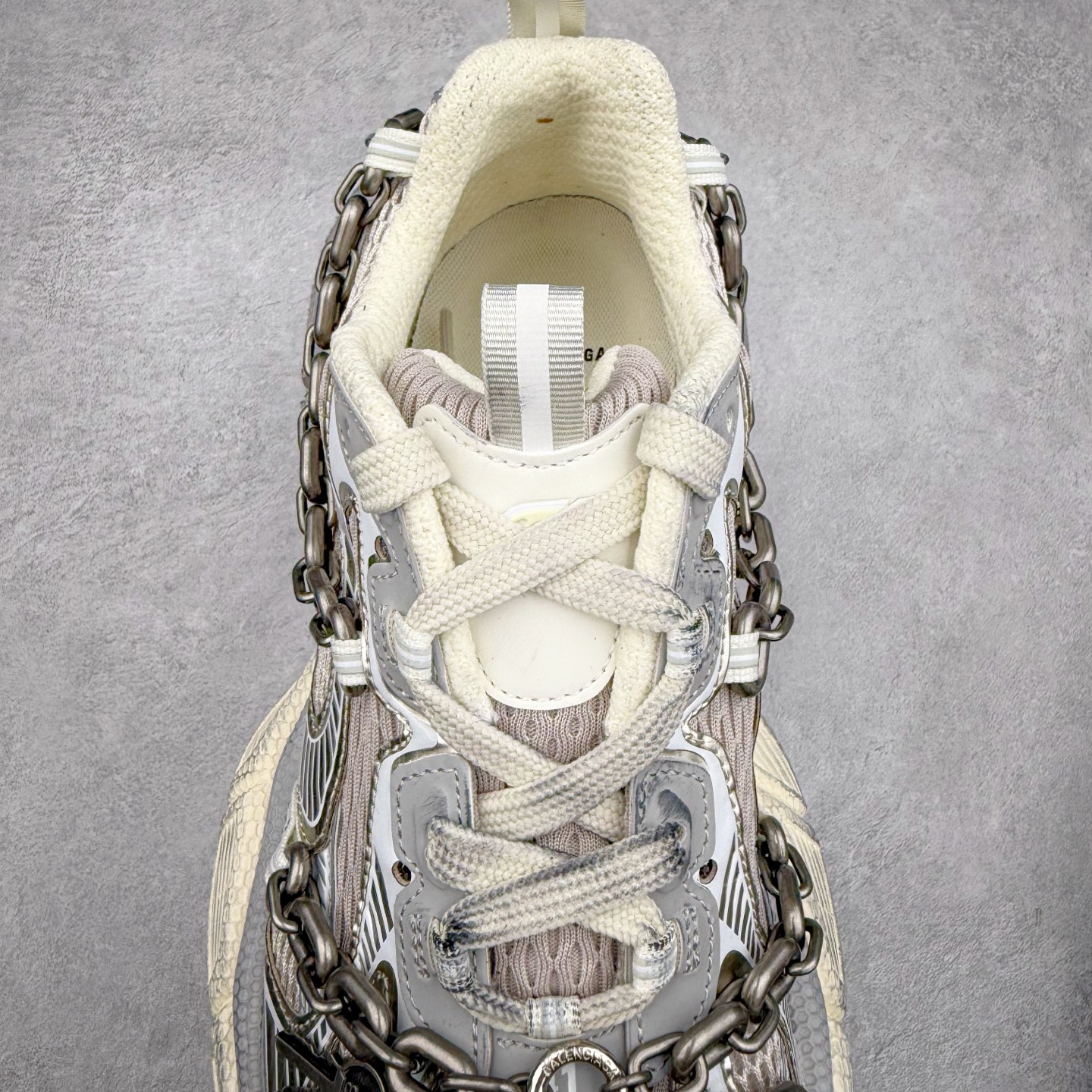 图片[5]-＃VG零售版 BALENCIAGA 3XL Sneakers 巴黎世家十代网布系带低帮走秀复古老爹鞋 全套原纸板楦头开发 最原汁原味的灵魂版型 全鞋荧光划线卡点 胶水把控整洁度追求极致完美 每一双都是工艺品 多重QC质检 超越公司货的品控标准 实实在在的免检产品 原盒原配 正确字体电绣 粗细、位置、大小正确 侧边TPU 透气孔匹配意产原版 正确分离大底 TPU软底 原版一致大底LOGO 立体感十足 原厂皮料水洗做旧 采购原厂网纱 不含皮革 网布材料和聚氨酯 磨损效果 鞋头边缘和后帮 Balenciaga 徽标 鞋面和后跟凸印尺码 鞋舌 3XL 橡胶品牌标识和反光细节 鞋帮拉袢和鞋舌拉祥 配反光细节 备用鞋带在鞋履前侧 可在穿着前取下 便于不同造型搭配 正常尺码 尺码：35 36 37 38 39 40 41 42 43 44 45 46-选品中心