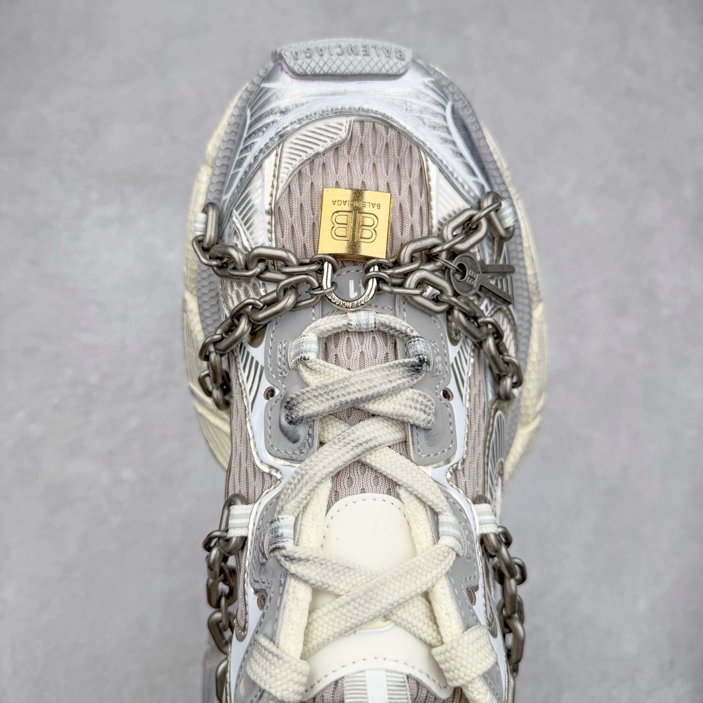 图片[4]-＃VG零售版 BALENCIAGA 3XL Sneakers 巴黎世家十代网布系带低帮走秀复古老爹鞋 全套原纸板楦头开发 最原汁原味的灵魂版型 全鞋荧光划线卡点 胶水把控整洁度追求极致完美 每一双都是工艺品 多重QC质检 超越公司货的品控标准 实实在在的免检产品 原盒原配 正确字体电绣 粗细、位置、大小正确 侧边TPU 透气孔匹配意产原版 正确分离大底 TPU软底 原版一致大底LOGO 立体感十足 原厂皮料水洗做旧 采购原厂网纱 不含皮革 网布材料和聚氨酯 磨损效果 鞋头边缘和后帮 Balenciaga 徽标 鞋面和后跟凸印尺码 鞋舌 3XL 橡胶品牌标识和反光细节 鞋帮拉袢和鞋舌拉祥 配反光细节 备用鞋带在鞋履前侧 可在穿着前取下 便于不同造型搭配 正常尺码 尺码：35 36 37 38 39 40 41 42 43 44 45 46-选品中心