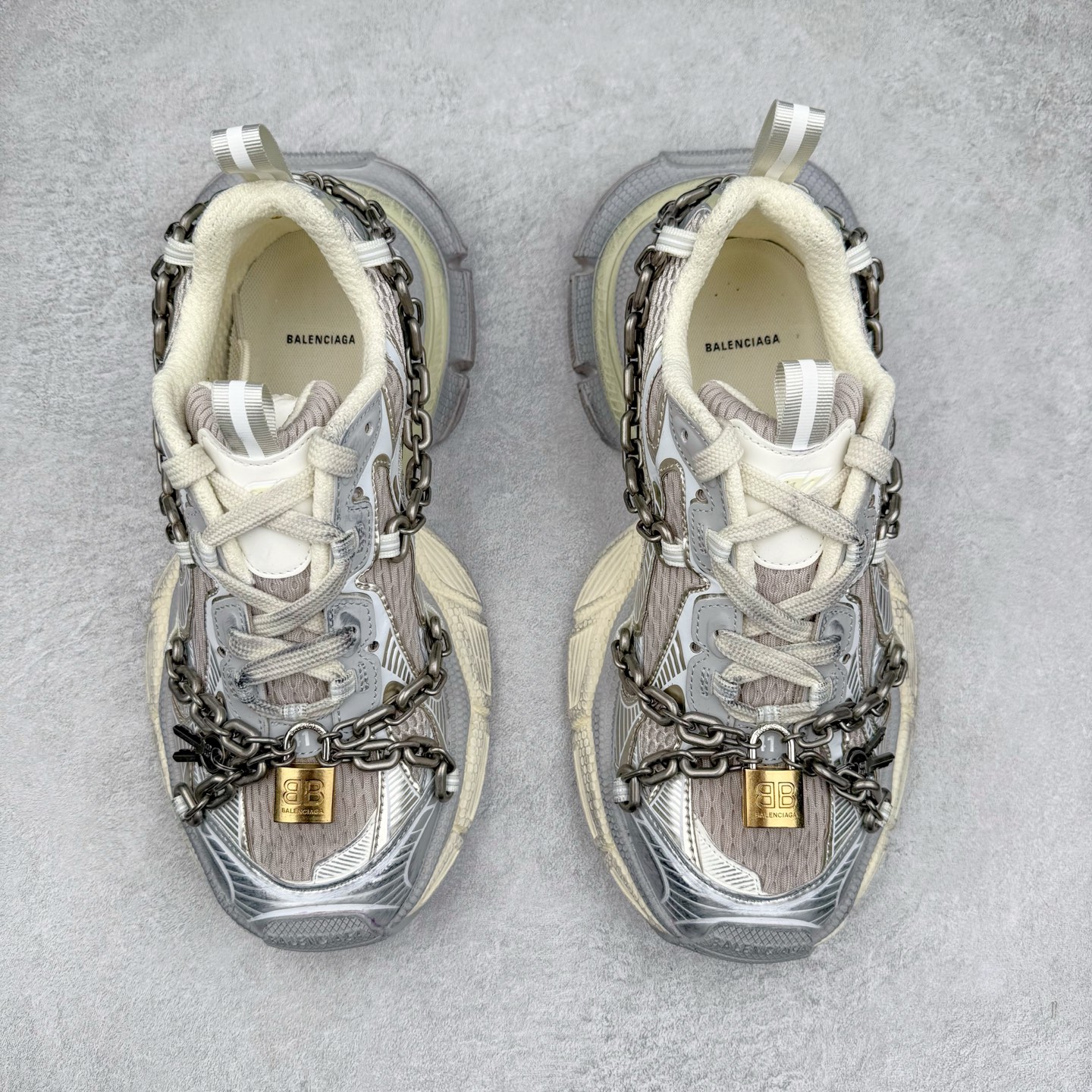 图片[2]-＃VG零售版 BALENCIAGA 3XL Sneakers 巴黎世家十代网布系带低帮走秀复古老爹鞋 全套原纸板楦头开发 最原汁原味的灵魂版型 全鞋荧光划线卡点 胶水把控整洁度追求极致完美 每一双都是工艺品 多重QC质检 超越公司货的品控标准 实实在在的免检产品 原盒原配 正确字体电绣 粗细、位置、大小正确 侧边TPU 透气孔匹配意产原版 正确分离大底 TPU软底 原版一致大底LOGO 立体感十足 原厂皮料水洗做旧 采购原厂网纱 不含皮革 网布材料和聚氨酯 磨损效果 鞋头边缘和后帮 Balenciaga 徽标 鞋面和后跟凸印尺码 鞋舌 3XL 橡胶品牌标识和反光细节 鞋帮拉袢和鞋舌拉祥 配反光细节 备用鞋带在鞋履前侧 可在穿着前取下 便于不同造型搭配 正常尺码 尺码：35 36 37 38 39 40 41 42 43 44 45 46-选品中心