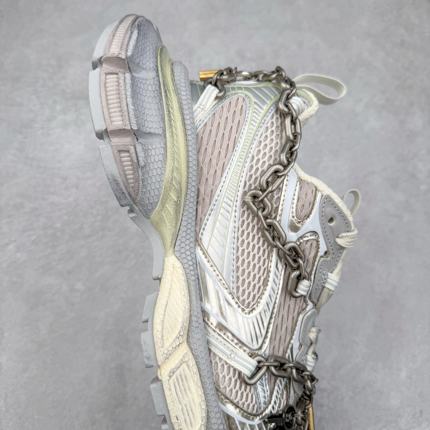 图片[6]-＃VG零售版 BALENCIAGA 3XL Sneakers 巴黎世家十代网布系带低帮走秀复古老爹鞋 全套原纸板楦头开发 最原汁原味的灵魂版型 全鞋荧光划线卡点 胶水把控整洁度追求极致完美 每一双都是工艺品 多重QC质检 超越公司货的品控标准 实实在在的免检产品 原盒原配 正确字体电绣 粗细、位置、大小正确 侧边TPU 透气孔匹配意产原版 正确分离大底 TPU软底 原版一致大底LOGO 立体感十足 原厂皮料水洗做旧 采购原厂网纱 不含皮革 网布材料和聚氨酯 磨损效果 鞋头边缘和后帮 Balenciaga 徽标 鞋面和后跟凸印尺码 鞋舌 3XL 橡胶品牌标识和反光细节 鞋帮拉袢和鞋舌拉祥 配反光细节 备用鞋带在鞋履前侧 可在穿着前取下 便于不同造型搭配 正常尺码 尺码：35 36 37 38 39 40 41 42 43 44 45 46-选品中心