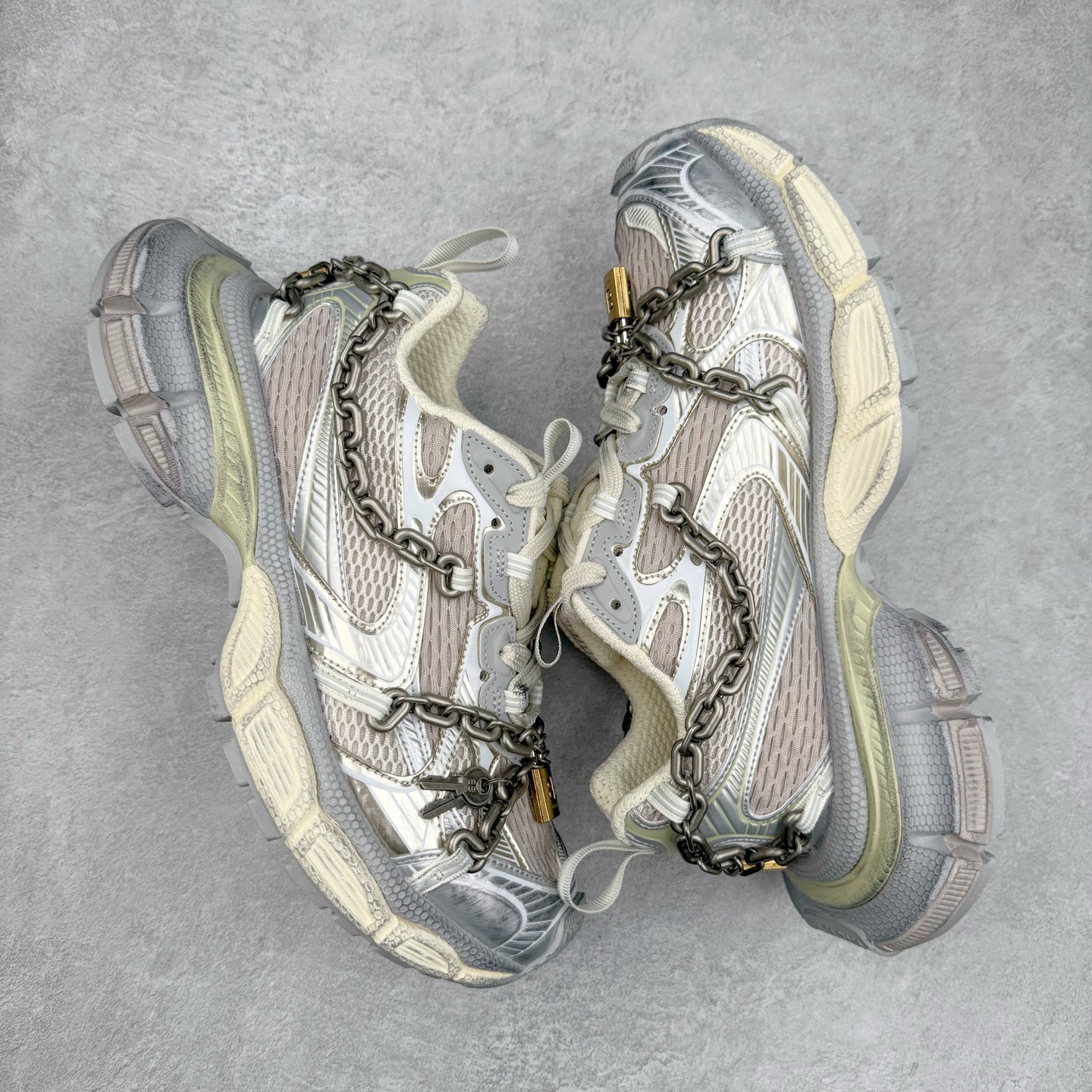 图片[3]-＃VG零售版 BALENCIAGA 3XL Sneakers 巴黎世家十代网布系带低帮走秀复古老爹鞋 全套原纸板楦头开发 最原汁原味的灵魂版型 全鞋荧光划线卡点 胶水把控整洁度追求极致完美 每一双都是工艺品 多重QC质检 超越公司货的品控标准 实实在在的免检产品 原盒原配 正确字体电绣 粗细、位置、大小正确 侧边TPU 透气孔匹配意产原版 正确分离大底 TPU软底 原版一致大底LOGO 立体感十足 原厂皮料水洗做旧 采购原厂网纱 不含皮革 网布材料和聚氨酯 磨损效果 鞋头边缘和后帮 Balenciaga 徽标 鞋面和后跟凸印尺码 鞋舌 3XL 橡胶品牌标识和反光细节 鞋帮拉袢和鞋舌拉祥 配反光细节 备用鞋带在鞋履前侧 可在穿着前取下 便于不同造型搭配 正常尺码 尺码：35 36 37 38 39 40 41 42 43 44 45 46-选品中心