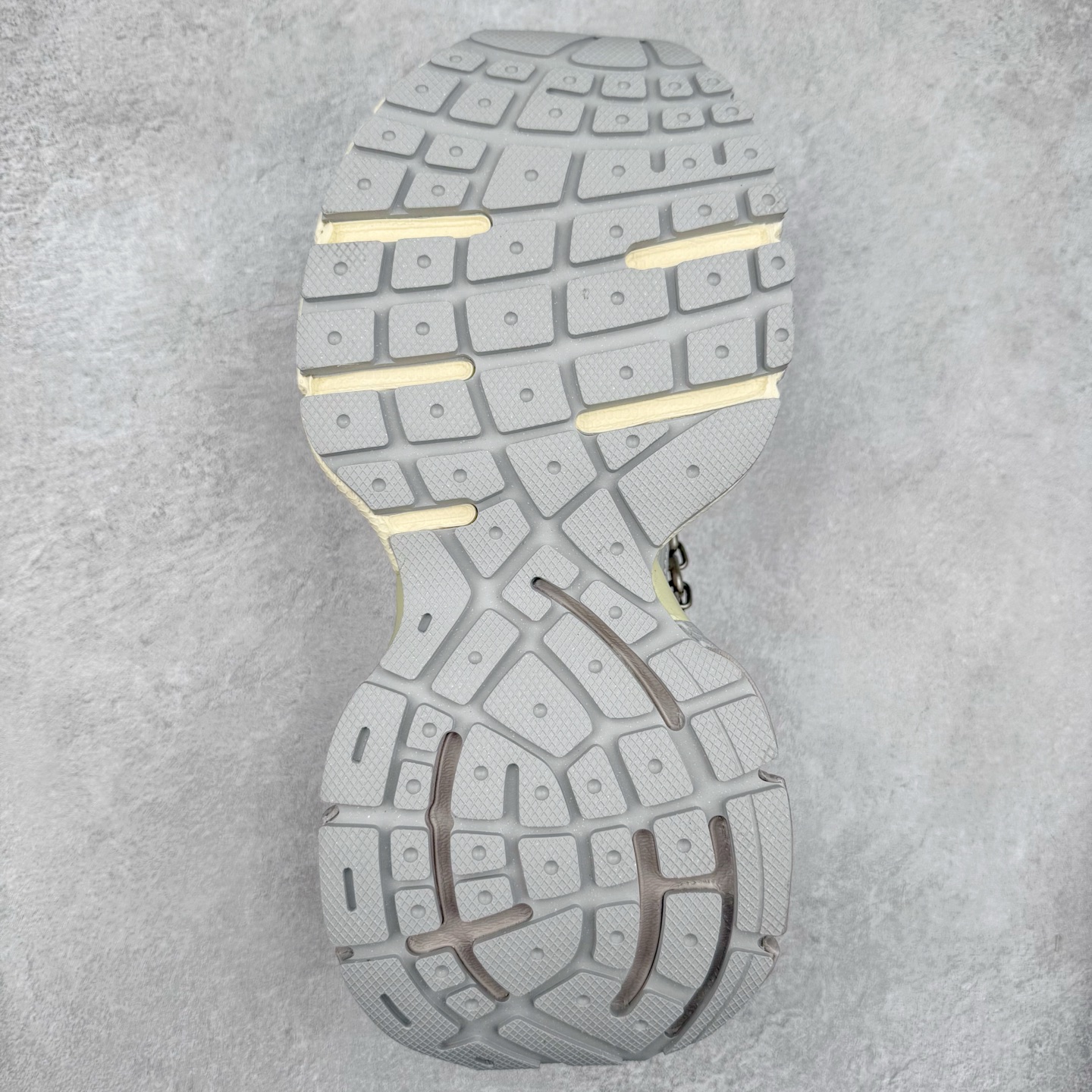 图片[9]-＃VG零售版 BALENCIAGA 3XL Sneakers 巴黎世家十代网布系带低帮走秀复古老爹鞋 全套原纸板楦头开发 最原汁原味的灵魂版型 全鞋荧光划线卡点 胶水把控整洁度追求极致完美 每一双都是工艺品 多重QC质检 超越公司货的品控标准 实实在在的免检产品 原盒原配 正确字体电绣 粗细、位置、大小正确 侧边TPU 透气孔匹配意产原版 正确分离大底 TPU软底 原版一致大底LOGO 立体感十足 原厂皮料水洗做旧 采购原厂网纱 不含皮革 网布材料和聚氨酯 磨损效果 鞋头边缘和后帮 Balenciaga 徽标 鞋面和后跟凸印尺码 鞋舌 3XL 橡胶品牌标识和反光细节 鞋帮拉袢和鞋舌拉祥 配反光细节 备用鞋带在鞋履前侧 可在穿着前取下 便于不同造型搭配 正常尺码 尺码：35 36 37 38 39 40 41 42 43 44 45 46-选品中心