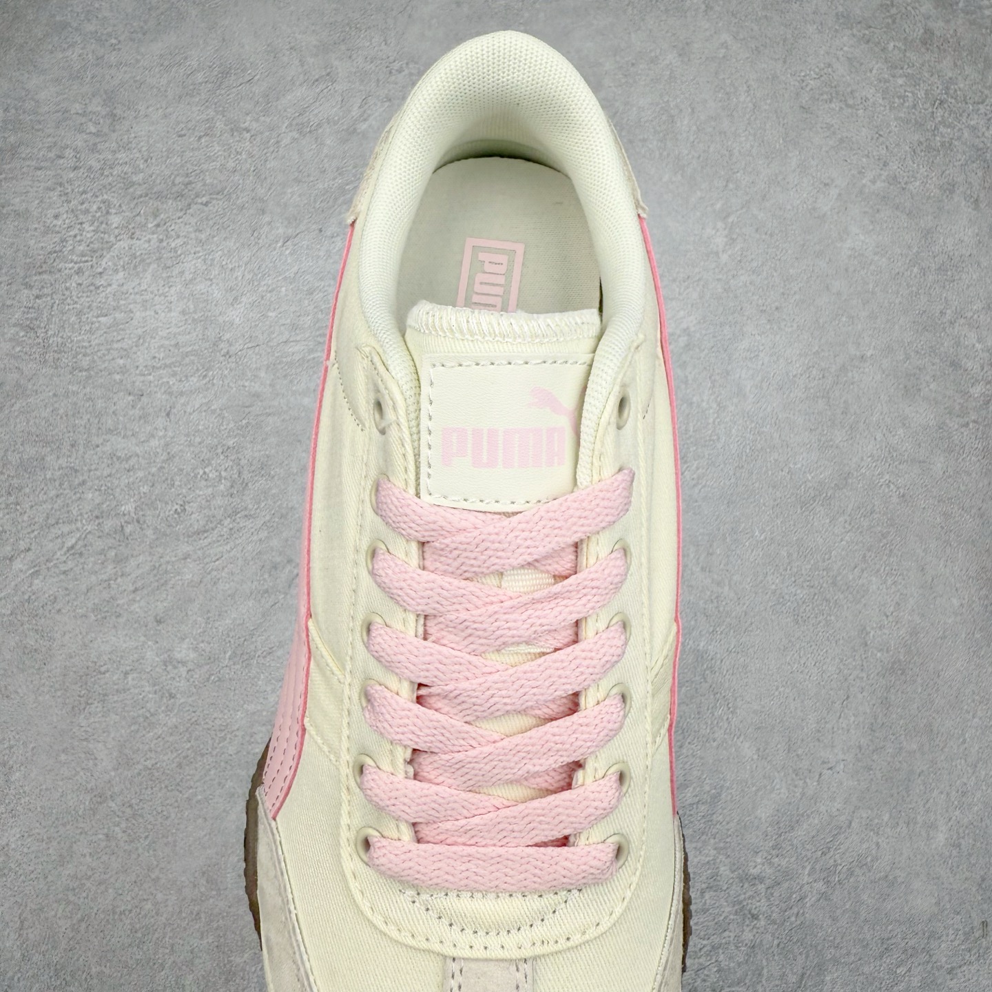 图片[5]-PUMA Bella UT Low 彪马贝拉UT系列低帮薄底德训复古风经典百搭休闲慢跑鞋 继将 Speedcat OG 带回后，近日 Puma 再以品牌档案室的经典鞋型 Bella OG 为蓝本，推出契合时下薄底球鞋趋势的 Bella UT 鞋款。自 21 世纪初问世以来，Bella OG 鞋型以其独特的薄底设计和上翻外底设计收获了众多年轻拥趸，更是 PUMA DNA 中不可磨灭的经典。此番重新推出的 Bella UT 鞋款，整体鞋面采用上乘皮革材质，并延续 Formstrip 设计语言；鞋头处采用精致的包头设计，搭配麂皮材质提升质感；鞋底部分保留 Bella 鞋款标志性的薄底和点状橡胶外底，上翘的设计包裹鞋面；鞋舌与鞋跟分别点缀美洲狮 Logo 与品牌字母 Logo。值得一提的是，本次 Bella UT 鞋款搭载 SOFTFOAM+ 鞋垫，兼顾美学设计与穿着舒适度。而配色上则提供白、黄、蓝、银、粉五款颜色。尺码：35.5 36 37 37.5 38 39 39.5 40 40.5 41 42 42.5 43 44 44.5 45-选品中心