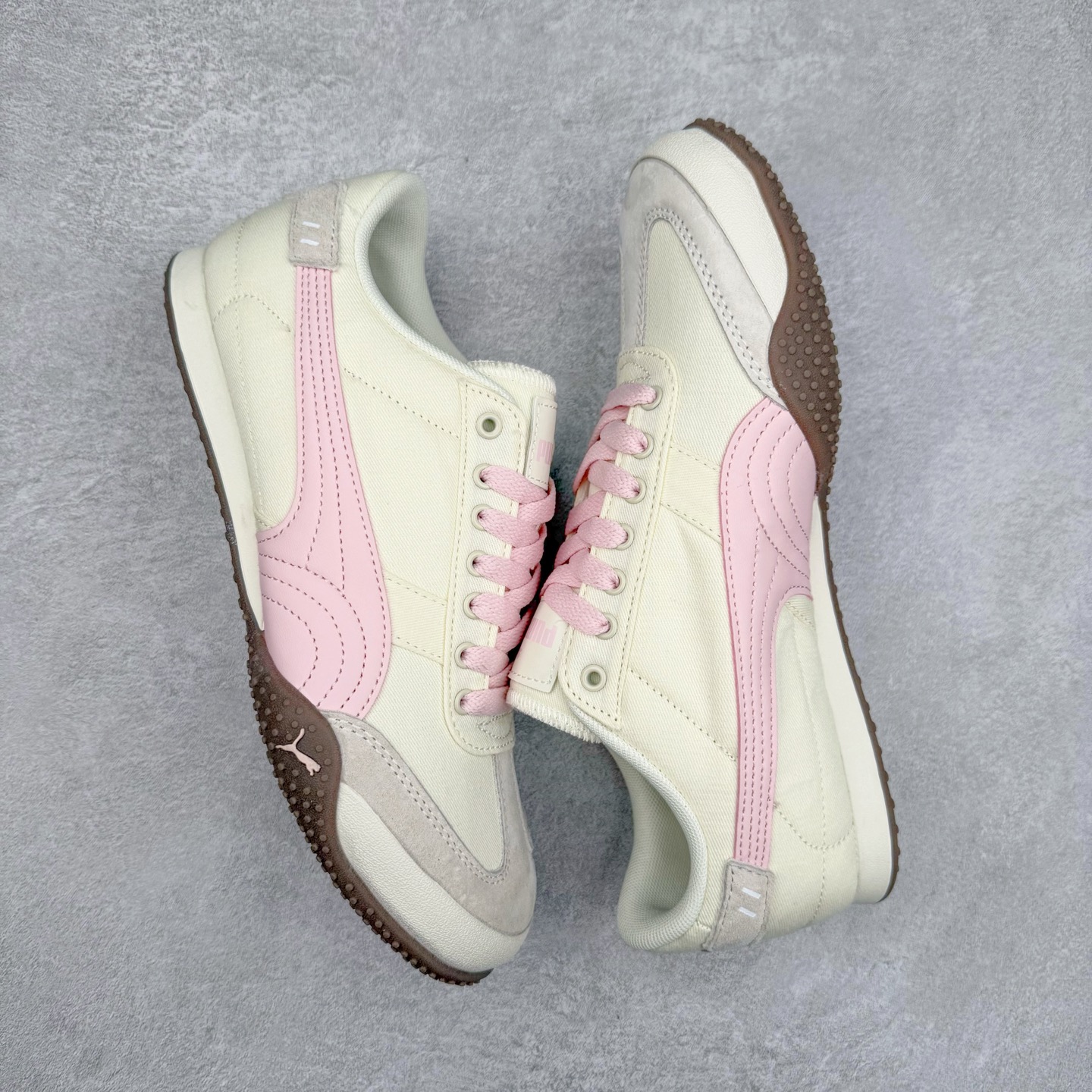 图片[3]-PUMA Bella UT Low 彪马贝拉UT系列低帮薄底德训复古风经典百搭休闲慢跑鞋 继将 Speedcat OG 带回后，近日 Puma 再以品牌档案室的经典鞋型 Bella OG 为蓝本，推出契合时下薄底球鞋趋势的 Bella UT 鞋款。自 21 世纪初问世以来，Bella OG 鞋型以其独特的薄底设计和上翻外底设计收获了众多年轻拥趸，更是 PUMA DNA 中不可磨灭的经典。此番重新推出的 Bella UT 鞋款，整体鞋面采用上乘皮革材质，并延续 Formstrip 设计语言；鞋头处采用精致的包头设计，搭配麂皮材质提升质感；鞋底部分保留 Bella 鞋款标志性的薄底和点状橡胶外底，上翘的设计包裹鞋面；鞋舌与鞋跟分别点缀美洲狮 Logo 与品牌字母 Logo。值得一提的是，本次 Bella UT 鞋款搭载 SOFTFOAM+ 鞋垫，兼顾美学设计与穿着舒适度。而配色上则提供白、黄、蓝、银、粉五款颜色。尺码：35.5 36 37 37.5 38 39 39.5 40 40.5 41 42 42.5 43 44 44.5 45-选品中心