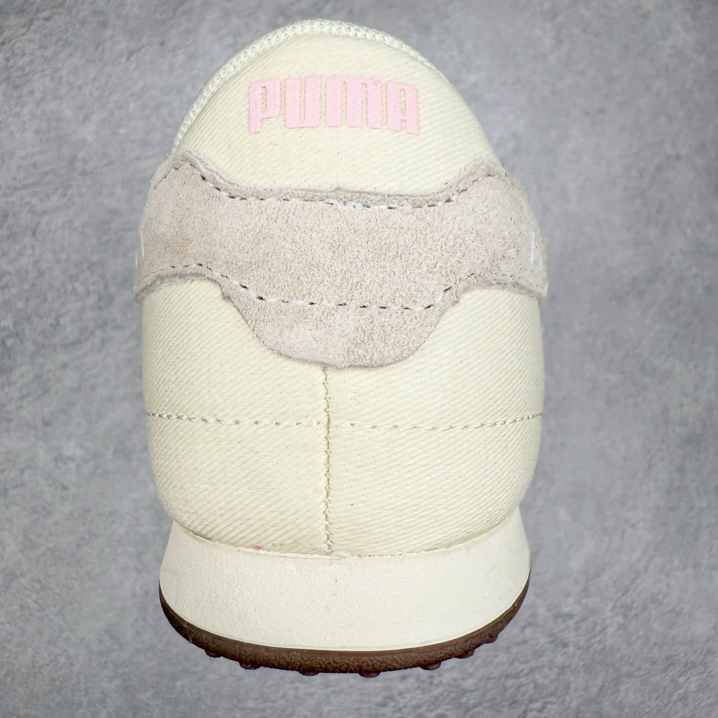 图片[8]-PUMA Bella UT Low 彪马贝拉UT系列低帮薄底德训复古风经典百搭休闲慢跑鞋 继将 Speedcat OG 带回后，近日 Puma 再以品牌档案室的经典鞋型 Bella OG 为蓝本，推出契合时下薄底球鞋趋势的 Bella UT 鞋款。自 21 世纪初问世以来，Bella OG 鞋型以其独特的薄底设计和上翻外底设计收获了众多年轻拥趸，更是 PUMA DNA 中不可磨灭的经典。此番重新推出的 Bella UT 鞋款，整体鞋面采用上乘皮革材质，并延续 Formstrip 设计语言；鞋头处采用精致的包头设计，搭配麂皮材质提升质感；鞋底部分保留 Bella 鞋款标志性的薄底和点状橡胶外底，上翘的设计包裹鞋面；鞋舌与鞋跟分别点缀美洲狮 Logo 与品牌字母 Logo。值得一提的是，本次 Bella UT 鞋款搭载 SOFTFOAM+ 鞋垫，兼顾美学设计与穿着舒适度。而配色上则提供白、黄、蓝、银、粉五款颜色。尺码：35.5 36 37 37.5 38 39 39.5 40 40.5 41 42 42.5 43 44 44.5 45-选品中心