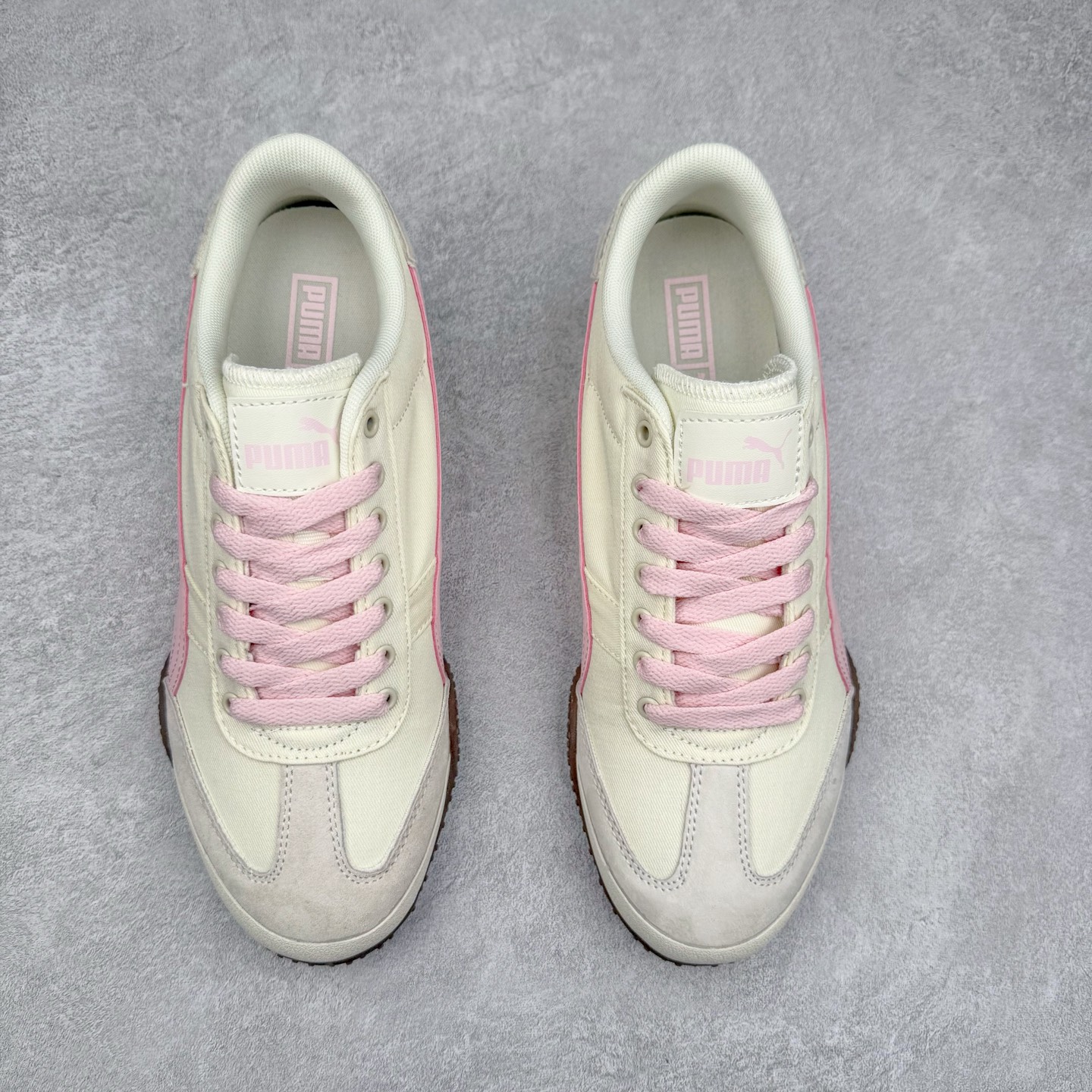 图片[2]-PUMA Bella UT Low 彪马贝拉UT系列低帮薄底德训复古风经典百搭休闲慢跑鞋 继将 Speedcat OG 带回后，近日 Puma 再以品牌档案室的经典鞋型 Bella OG 为蓝本，推出契合时下薄底球鞋趋势的 Bella UT 鞋款。自 21 世纪初问世以来，Bella OG 鞋型以其独特的薄底设计和上翻外底设计收获了众多年轻拥趸，更是 PUMA DNA 中不可磨灭的经典。此番重新推出的 Bella UT 鞋款，整体鞋面采用上乘皮革材质，并延续 Formstrip 设计语言；鞋头处采用精致的包头设计，搭配麂皮材质提升质感；鞋底部分保留 Bella 鞋款标志性的薄底和点状橡胶外底，上翘的设计包裹鞋面；鞋舌与鞋跟分别点缀美洲狮 Logo 与品牌字母 Logo。值得一提的是，本次 Bella UT 鞋款搭载 SOFTFOAM+ 鞋垫，兼顾美学设计与穿着舒适度。而配色上则提供白、黄、蓝、银、粉五款颜色。尺码：35.5 36 37 37.5 38 39 39.5 40 40.5 41 42 42.5 43 44 44.5 45-选品中心