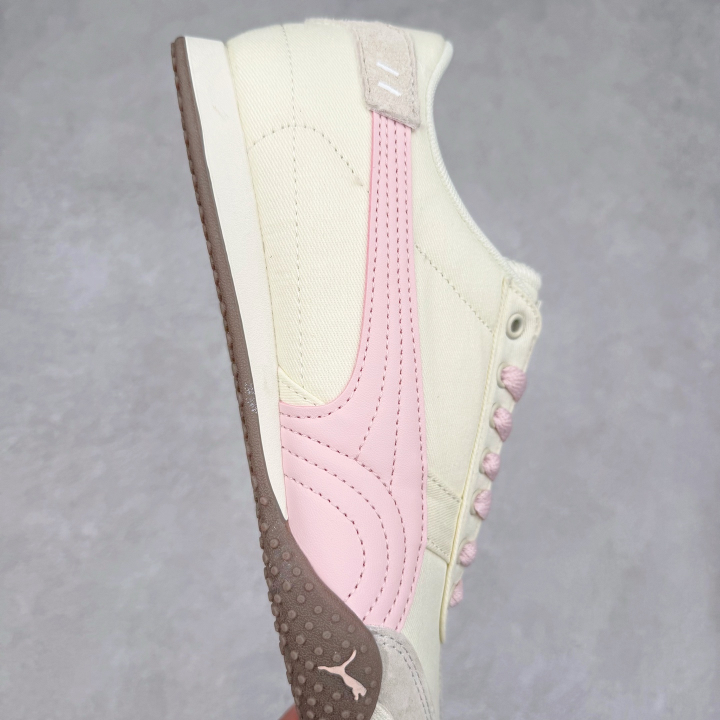 图片[6]-PUMA Bella UT Low 彪马贝拉UT系列低帮薄底德训复古风经典百搭休闲慢跑鞋 继将 Speedcat OG 带回后，近日 Puma 再以品牌档案室的经典鞋型 Bella OG 为蓝本，推出契合时下薄底球鞋趋势的 Bella UT 鞋款。自 21 世纪初问世以来，Bella OG 鞋型以其独特的薄底设计和上翻外底设计收获了众多年轻拥趸，更是 PUMA DNA 中不可磨灭的经典。此番重新推出的 Bella UT 鞋款，整体鞋面采用上乘皮革材质，并延续 Formstrip 设计语言；鞋头处采用精致的包头设计，搭配麂皮材质提升质感；鞋底部分保留 Bella 鞋款标志性的薄底和点状橡胶外底，上翘的设计包裹鞋面；鞋舌与鞋跟分别点缀美洲狮 Logo 与品牌字母 Logo。值得一提的是，本次 Bella UT 鞋款搭载 SOFTFOAM+ 鞋垫，兼顾美学设计与穿着舒适度。而配色上则提供白、黄、蓝、银、粉五款颜色。尺码：35.5 36 37 37.5 38 39 39.5 40 40.5 41 42 42.5 43 44 44.5 45-选品中心