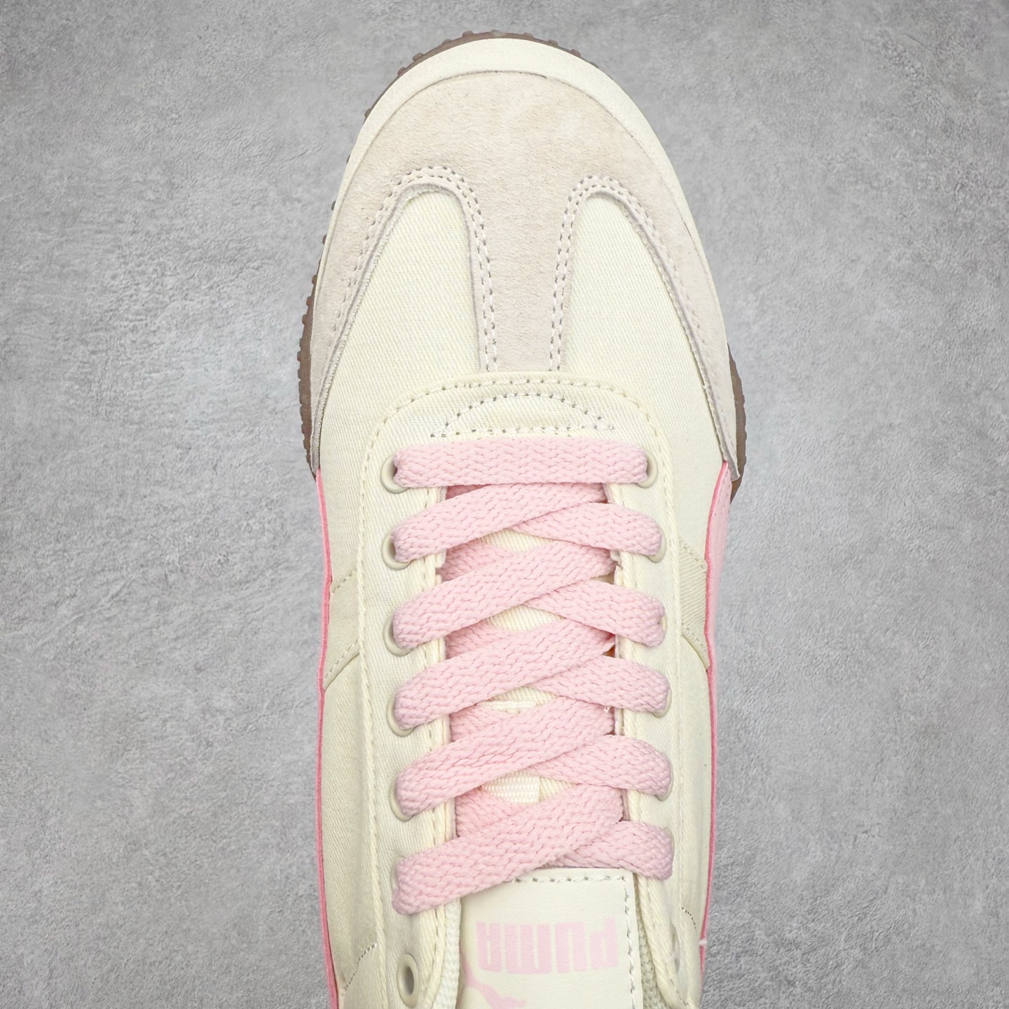 图片[4]-PUMA Bella UT Low 彪马贝拉UT系列低帮薄底德训复古风经典百搭休闲慢跑鞋 继将 Speedcat OG 带回后，近日 Puma 再以品牌档案室的经典鞋型 Bella OG 为蓝本，推出契合时下薄底球鞋趋势的 Bella UT 鞋款。自 21 世纪初问世以来，Bella OG 鞋型以其独特的薄底设计和上翻外底设计收获了众多年轻拥趸，更是 PUMA DNA 中不可磨灭的经典。此番重新推出的 Bella UT 鞋款，整体鞋面采用上乘皮革材质，并延续 Formstrip 设计语言；鞋头处采用精致的包头设计，搭配麂皮材质提升质感；鞋底部分保留 Bella 鞋款标志性的薄底和点状橡胶外底，上翘的设计包裹鞋面；鞋舌与鞋跟分别点缀美洲狮 Logo 与品牌字母 Logo。值得一提的是，本次 Bella UT 鞋款搭载 SOFTFOAM+ 鞋垫，兼顾美学设计与穿着舒适度。而配色上则提供白、黄、蓝、银、粉五款颜色。尺码：35.5 36 37 37.5 38 39 39.5 40 40.5 41 42 42.5 43 44 44.5 45-选品中心