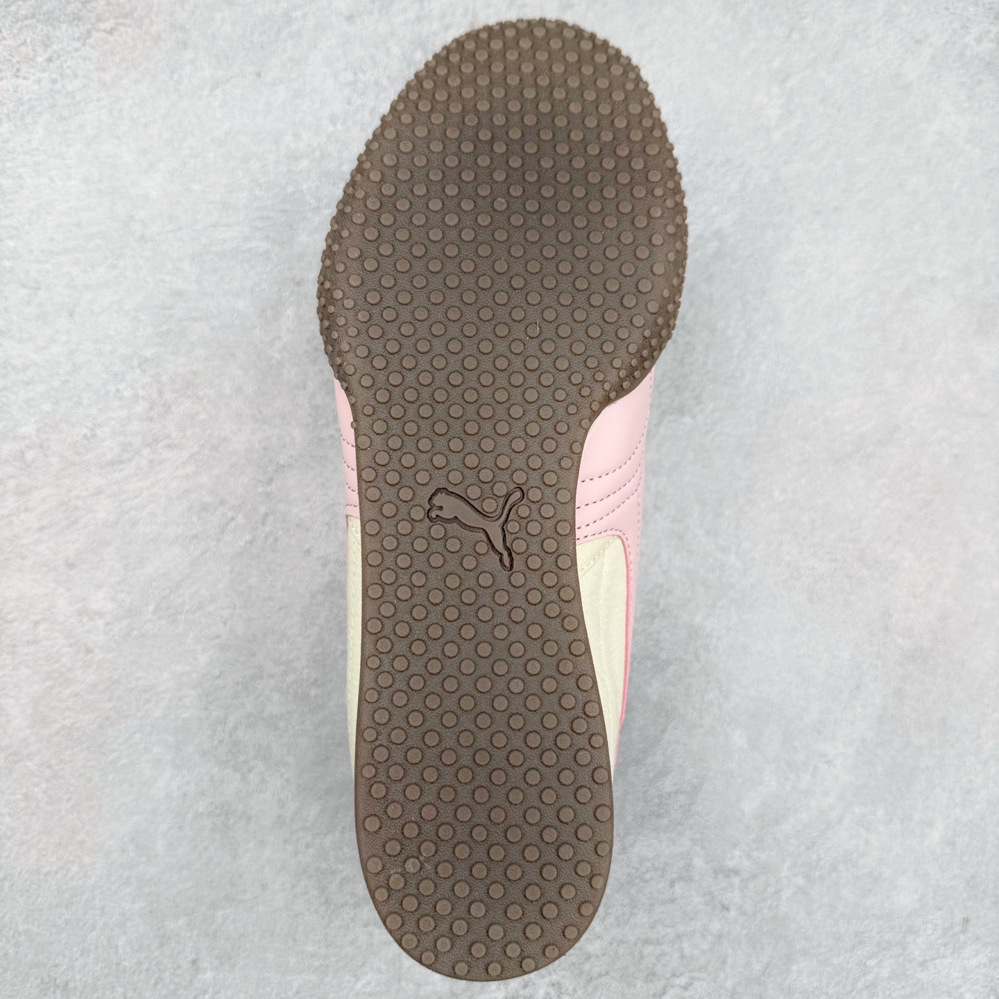 图片[9]-PUMA Bella UT Low 彪马贝拉UT系列低帮薄底德训复古风经典百搭休闲慢跑鞋 继将 Speedcat OG 带回后，近日 Puma 再以品牌档案室的经典鞋型 Bella OG 为蓝本，推出契合时下薄底球鞋趋势的 Bella UT 鞋款。自 21 世纪初问世以来，Bella OG 鞋型以其独特的薄底设计和上翻外底设计收获了众多年轻拥趸，更是 PUMA DNA 中不可磨灭的经典。此番重新推出的 Bella UT 鞋款，整体鞋面采用上乘皮革材质，并延续 Formstrip 设计语言；鞋头处采用精致的包头设计，搭配麂皮材质提升质感；鞋底部分保留 Bella 鞋款标志性的薄底和点状橡胶外底，上翘的设计包裹鞋面；鞋舌与鞋跟分别点缀美洲狮 Logo 与品牌字母 Logo。值得一提的是，本次 Bella UT 鞋款搭载 SOFTFOAM+ 鞋垫，兼顾美学设计与穿着舒适度。而配色上则提供白、黄、蓝、银、粉五款颜色。尺码：35.5 36 37 37.5 38 39 39.5 40 40.5 41 42 42.5 43 44 44.5 45-选品中心