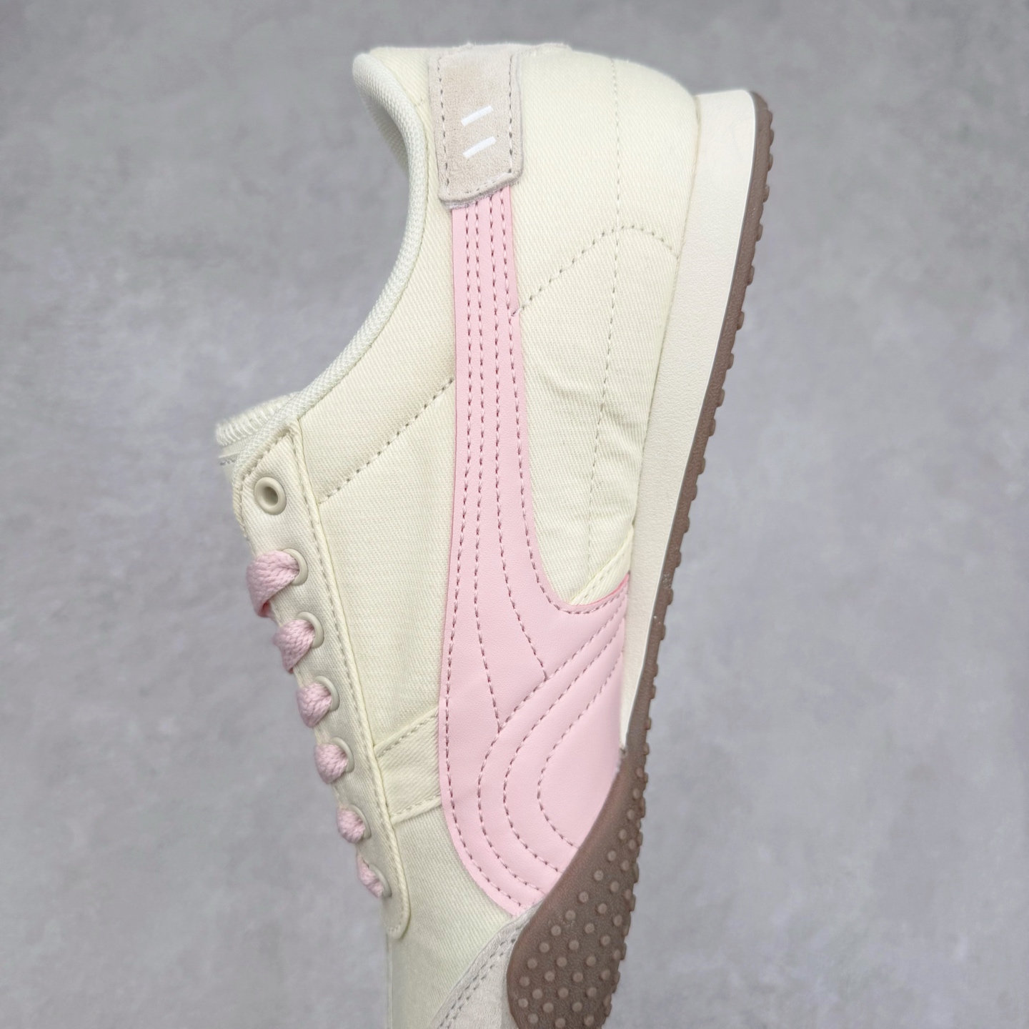 图片[7]-PUMA Bella UT Low 彪马贝拉UT系列低帮薄底德训复古风经典百搭休闲慢跑鞋 继将 Speedcat OG 带回后，近日 Puma 再以品牌档案室的经典鞋型 Bella OG 为蓝本，推出契合时下薄底球鞋趋势的 Bella UT 鞋款。自 21 世纪初问世以来，Bella OG 鞋型以其独特的薄底设计和上翻外底设计收获了众多年轻拥趸，更是 PUMA DNA 中不可磨灭的经典。此番重新推出的 Bella UT 鞋款，整体鞋面采用上乘皮革材质，并延续 Formstrip 设计语言；鞋头处采用精致的包头设计，搭配麂皮材质提升质感；鞋底部分保留 Bella 鞋款标志性的薄底和点状橡胶外底，上翘的设计包裹鞋面；鞋舌与鞋跟分别点缀美洲狮 Logo 与品牌字母 Logo。值得一提的是，本次 Bella UT 鞋款搭载 SOFTFOAM+ 鞋垫，兼顾美学设计与穿着舒适度。而配色上则提供白、黄、蓝、银、粉五款颜色。尺码：35.5 36 37 37.5 38 39 39.5 40 40.5 41 42 42.5 43 44 44.5 45-选品中心