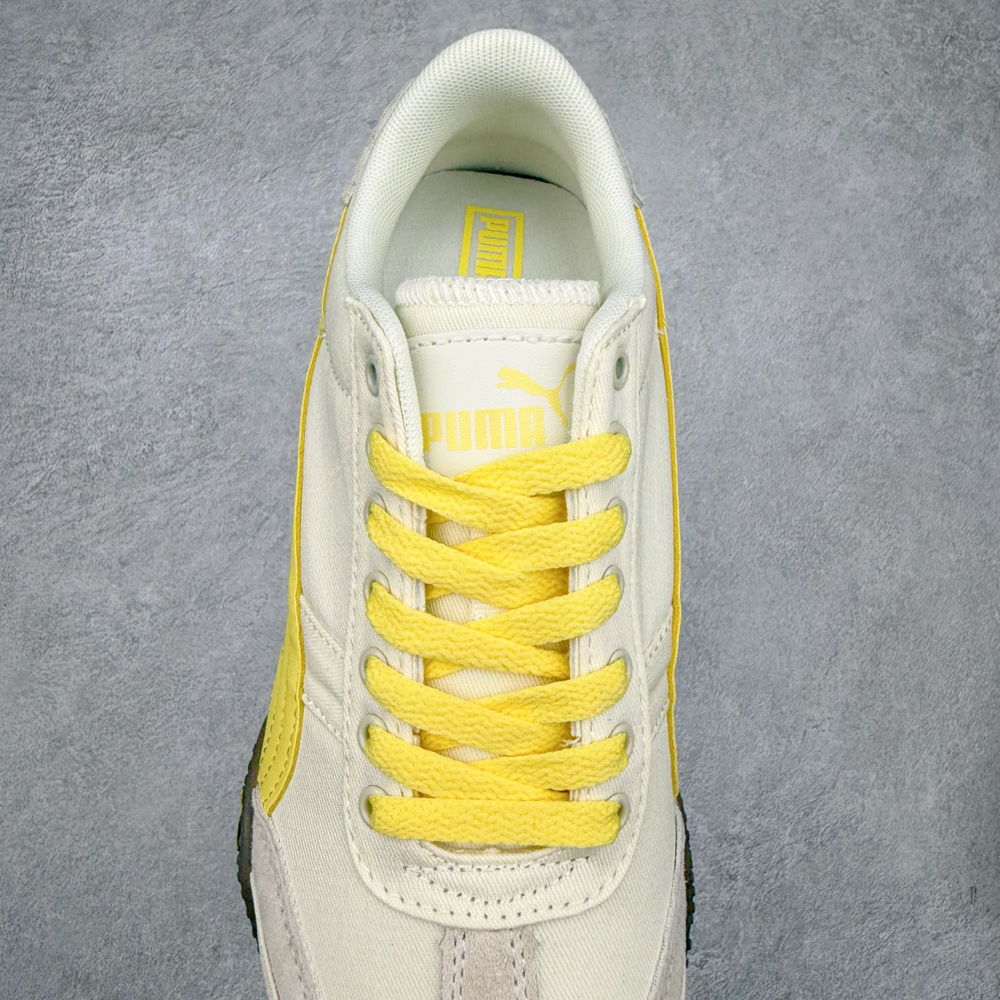 图片[5]-PUMA Bella UT Low 彪马贝拉UT系列低帮薄底德训复古风经典百搭休闲慢跑鞋 继将 Speedcat OG 带回后，近日 Puma 再以品牌档案室的经典鞋型 Bella OG 为蓝本，推出契合时下薄底球鞋趋势的 Bella UT 鞋款。自 21 世纪初问世以来，Bella OG 鞋型以其独特的薄底设计和上翻外底设计收获了众多年轻拥趸，更是 PUMA DNA 中不可磨灭的经典。此番重新推出的 Bella UT 鞋款，整体鞋面采用上乘皮革材质，并延续 Formstrip 设计语言；鞋头处采用精致的包头设计，搭配麂皮材质提升质感；鞋底部分保留 Bella 鞋款标志性的薄底和点状橡胶外底，上翘的设计包裹鞋面；鞋舌与鞋跟分别点缀美洲狮 Logo 与品牌字母 Logo。值得一提的是，本次 Bella UT 鞋款搭载 SOFTFOAM+ 鞋垫，兼顾美学设计与穿着舒适度。而配色上则提供白、黄、蓝、银、粉五款颜色。尺码：35.5 36 37 37.5 38 39 39.5 40 40.5 41 42 42.5 43 44 44.5 45-选品中心