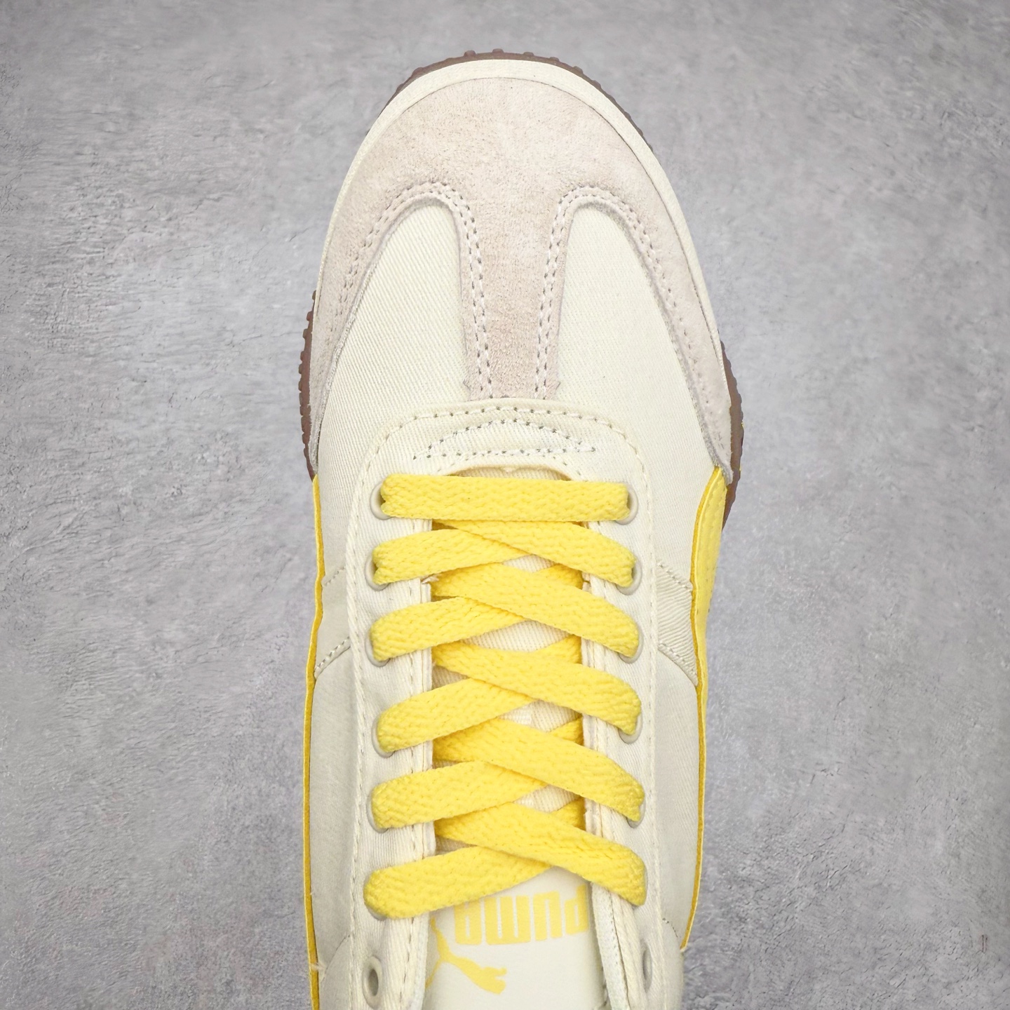 图片[4]-PUMA Bella UT Low 彪马贝拉UT系列低帮薄底德训复古风经典百搭休闲慢跑鞋 继将 Speedcat OG 带回后，近日 Puma 再以品牌档案室的经典鞋型 Bella OG 为蓝本，推出契合时下薄底球鞋趋势的 Bella UT 鞋款。自 21 世纪初问世以来，Bella OG 鞋型以其独特的薄底设计和上翻外底设计收获了众多年轻拥趸，更是 PUMA DNA 中不可磨灭的经典。此番重新推出的 Bella UT 鞋款，整体鞋面采用上乘皮革材质，并延续 Formstrip 设计语言；鞋头处采用精致的包头设计，搭配麂皮材质提升质感；鞋底部分保留 Bella 鞋款标志性的薄底和点状橡胶外底，上翘的设计包裹鞋面；鞋舌与鞋跟分别点缀美洲狮 Logo 与品牌字母 Logo。值得一提的是，本次 Bella UT 鞋款搭载 SOFTFOAM+ 鞋垫，兼顾美学设计与穿着舒适度。而配色上则提供白、黄、蓝、银、粉五款颜色。尺码：35.5 36 37 37.5 38 39 39.5 40 40.5 41 42 42.5 43 44 44.5 45-选品中心