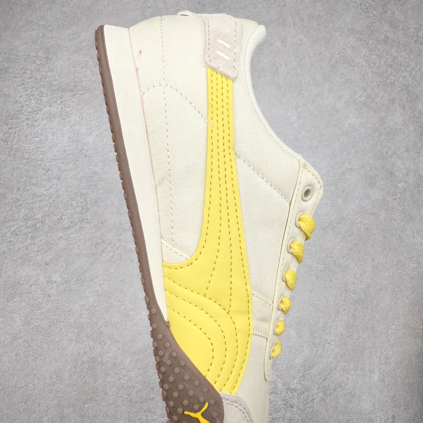 图片[6]-PUMA Bella UT Low 彪马贝拉UT系列低帮薄底德训复古风经典百搭休闲慢跑鞋 继将 Speedcat OG 带回后，近日 Puma 再以品牌档案室的经典鞋型 Bella OG 为蓝本，推出契合时下薄底球鞋趋势的 Bella UT 鞋款。自 21 世纪初问世以来，Bella OG 鞋型以其独特的薄底设计和上翻外底设计收获了众多年轻拥趸，更是 PUMA DNA 中不可磨灭的经典。此番重新推出的 Bella UT 鞋款，整体鞋面采用上乘皮革材质，并延续 Formstrip 设计语言；鞋头处采用精致的包头设计，搭配麂皮材质提升质感；鞋底部分保留 Bella 鞋款标志性的薄底和点状橡胶外底，上翘的设计包裹鞋面；鞋舌与鞋跟分别点缀美洲狮 Logo 与品牌字母 Logo。值得一提的是，本次 Bella UT 鞋款搭载 SOFTFOAM+ 鞋垫，兼顾美学设计与穿着舒适度。而配色上则提供白、黄、蓝、银、粉五款颜色。尺码：35.5 36 37 37.5 38 39 39.5 40 40.5 41 42 42.5 43 44 44.5 45-选品中心