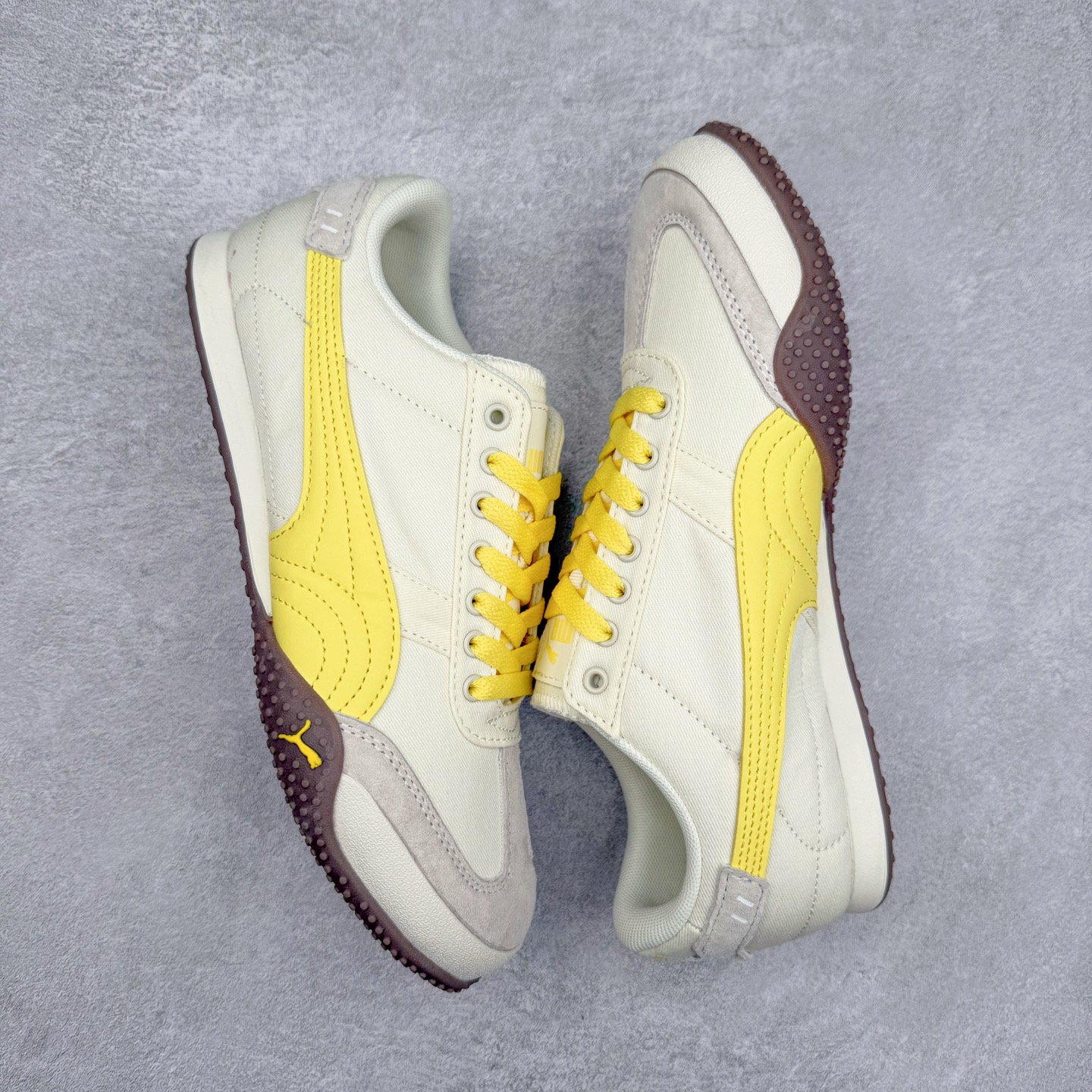 图片[3]-PUMA Bella UT Low 彪马贝拉UT系列低帮薄底德训复古风经典百搭休闲慢跑鞋 继将 Speedcat OG 带回后，近日 Puma 再以品牌档案室的经典鞋型 Bella OG 为蓝本，推出契合时下薄底球鞋趋势的 Bella UT 鞋款。自 21 世纪初问世以来，Bella OG 鞋型以其独特的薄底设计和上翻外底设计收获了众多年轻拥趸，更是 PUMA DNA 中不可磨灭的经典。此番重新推出的 Bella UT 鞋款，整体鞋面采用上乘皮革材质，并延续 Formstrip 设计语言；鞋头处采用精致的包头设计，搭配麂皮材质提升质感；鞋底部分保留 Bella 鞋款标志性的薄底和点状橡胶外底，上翘的设计包裹鞋面；鞋舌与鞋跟分别点缀美洲狮 Logo 与品牌字母 Logo。值得一提的是，本次 Bella UT 鞋款搭载 SOFTFOAM+ 鞋垫，兼顾美学设计与穿着舒适度。而配色上则提供白、黄、蓝、银、粉五款颜色。尺码：35.5 36 37 37.5 38 39 39.5 40 40.5 41 42 42.5 43 44 44.5 45-选品中心