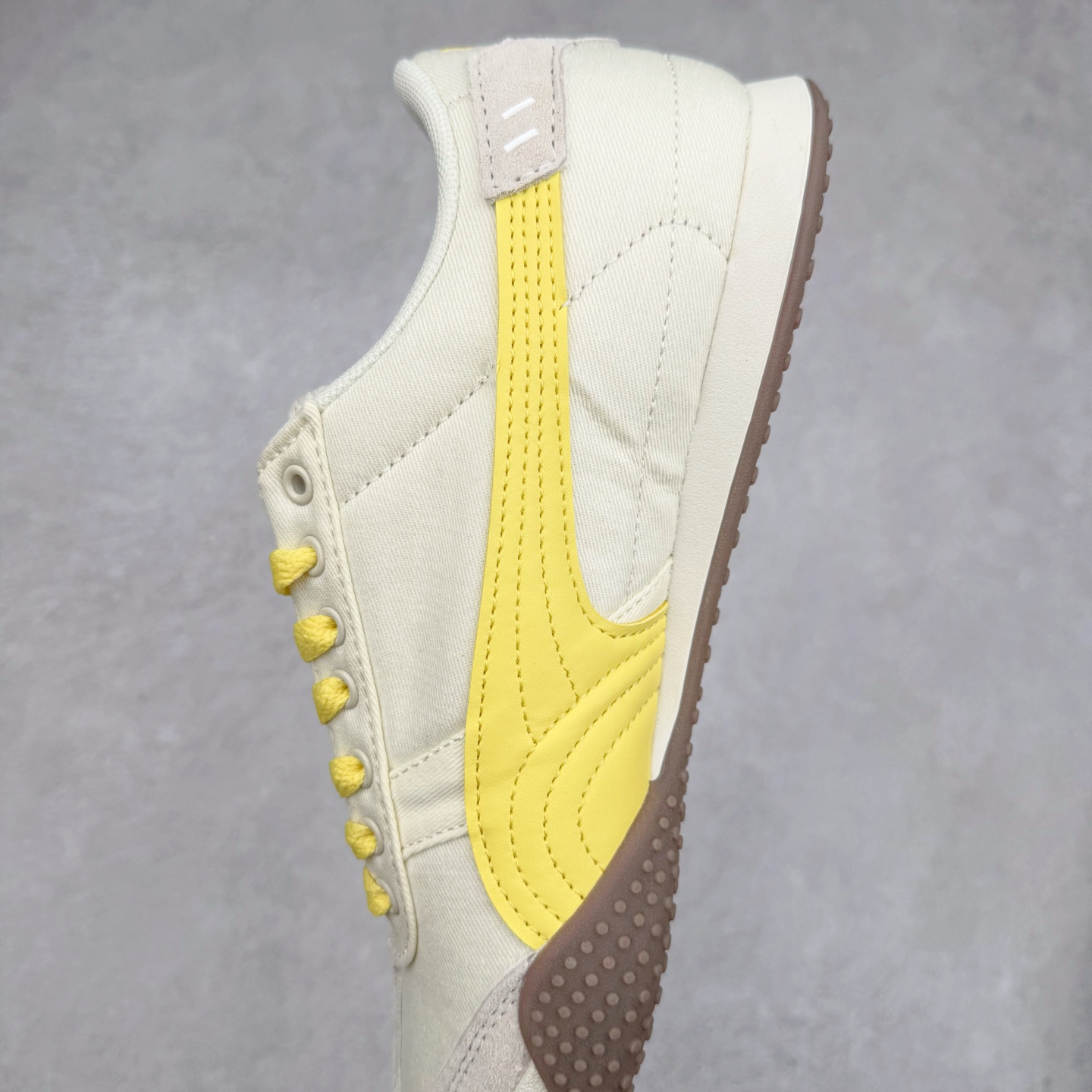 图片[7]-PUMA Bella UT Low 彪马贝拉UT系列低帮薄底德训复古风经典百搭休闲慢跑鞋 继将 Speedcat OG 带回后，近日 Puma 再以品牌档案室的经典鞋型 Bella OG 为蓝本，推出契合时下薄底球鞋趋势的 Bella UT 鞋款。自 21 世纪初问世以来，Bella OG 鞋型以其独特的薄底设计和上翻外底设计收获了众多年轻拥趸，更是 PUMA DNA 中不可磨灭的经典。此番重新推出的 Bella UT 鞋款，整体鞋面采用上乘皮革材质，并延续 Formstrip 设计语言；鞋头处采用精致的包头设计，搭配麂皮材质提升质感；鞋底部分保留 Bella 鞋款标志性的薄底和点状橡胶外底，上翘的设计包裹鞋面；鞋舌与鞋跟分别点缀美洲狮 Logo 与品牌字母 Logo。值得一提的是，本次 Bella UT 鞋款搭载 SOFTFOAM+ 鞋垫，兼顾美学设计与穿着舒适度。而配色上则提供白、黄、蓝、银、粉五款颜色。尺码：35.5 36 37 37.5 38 39 39.5 40 40.5 41 42 42.5 43 44 44.5 45-选品中心