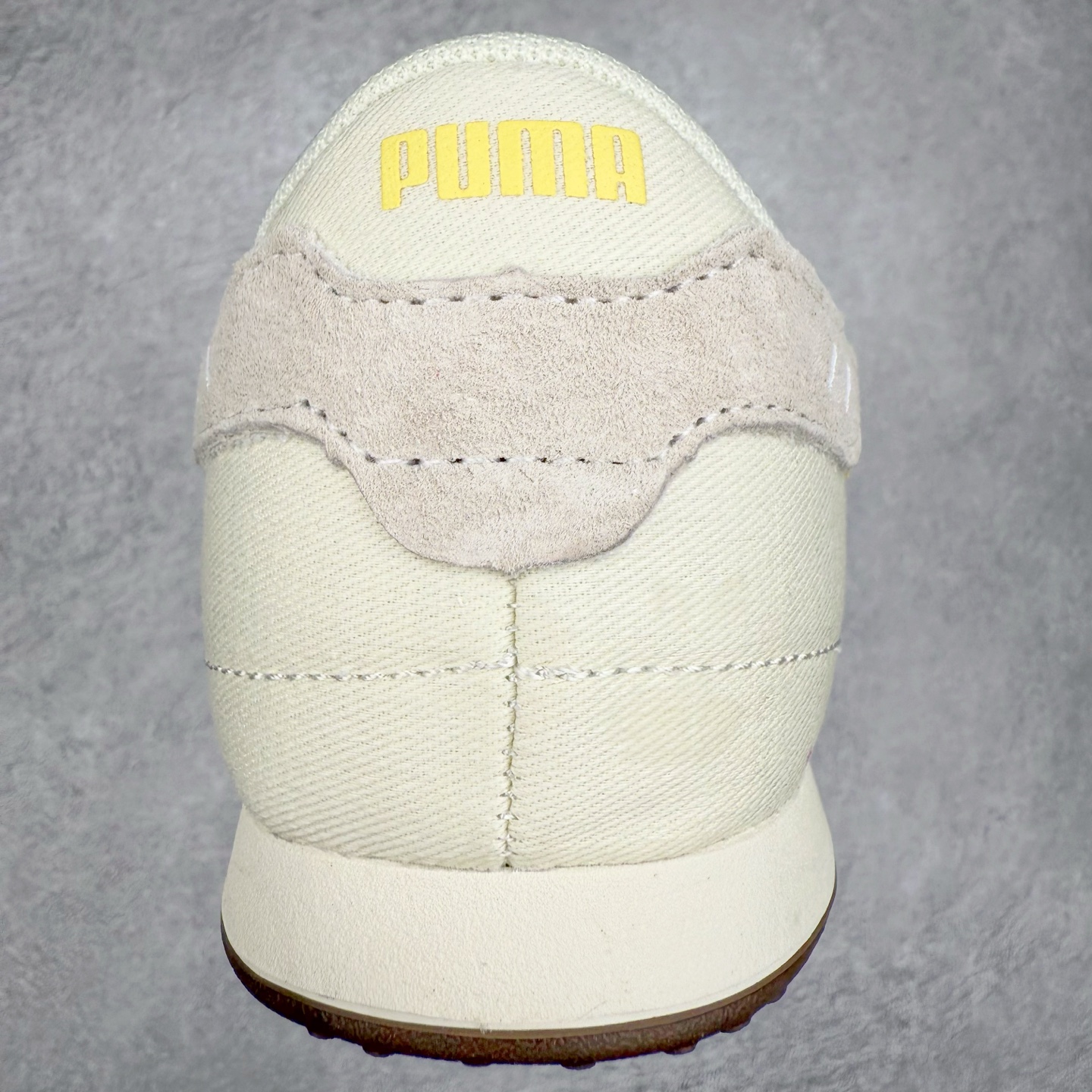 图片[8]-PUMA Bella UT Low 彪马贝拉UT系列低帮薄底德训复古风经典百搭休闲慢跑鞋 继将 Speedcat OG 带回后，近日 Puma 再以品牌档案室的经典鞋型 Bella OG 为蓝本，推出契合时下薄底球鞋趋势的 Bella UT 鞋款。自 21 世纪初问世以来，Bella OG 鞋型以其独特的薄底设计和上翻外底设计收获了众多年轻拥趸，更是 PUMA DNA 中不可磨灭的经典。此番重新推出的 Bella UT 鞋款，整体鞋面采用上乘皮革材质，并延续 Formstrip 设计语言；鞋头处采用精致的包头设计，搭配麂皮材质提升质感；鞋底部分保留 Bella 鞋款标志性的薄底和点状橡胶外底，上翘的设计包裹鞋面；鞋舌与鞋跟分别点缀美洲狮 Logo 与品牌字母 Logo。值得一提的是，本次 Bella UT 鞋款搭载 SOFTFOAM+ 鞋垫，兼顾美学设计与穿着舒适度。而配色上则提供白、黄、蓝、银、粉五款颜色。尺码：35.5 36 37 37.5 38 39 39.5 40 40.5 41 42 42.5 43 44 44.5 45-选品中心