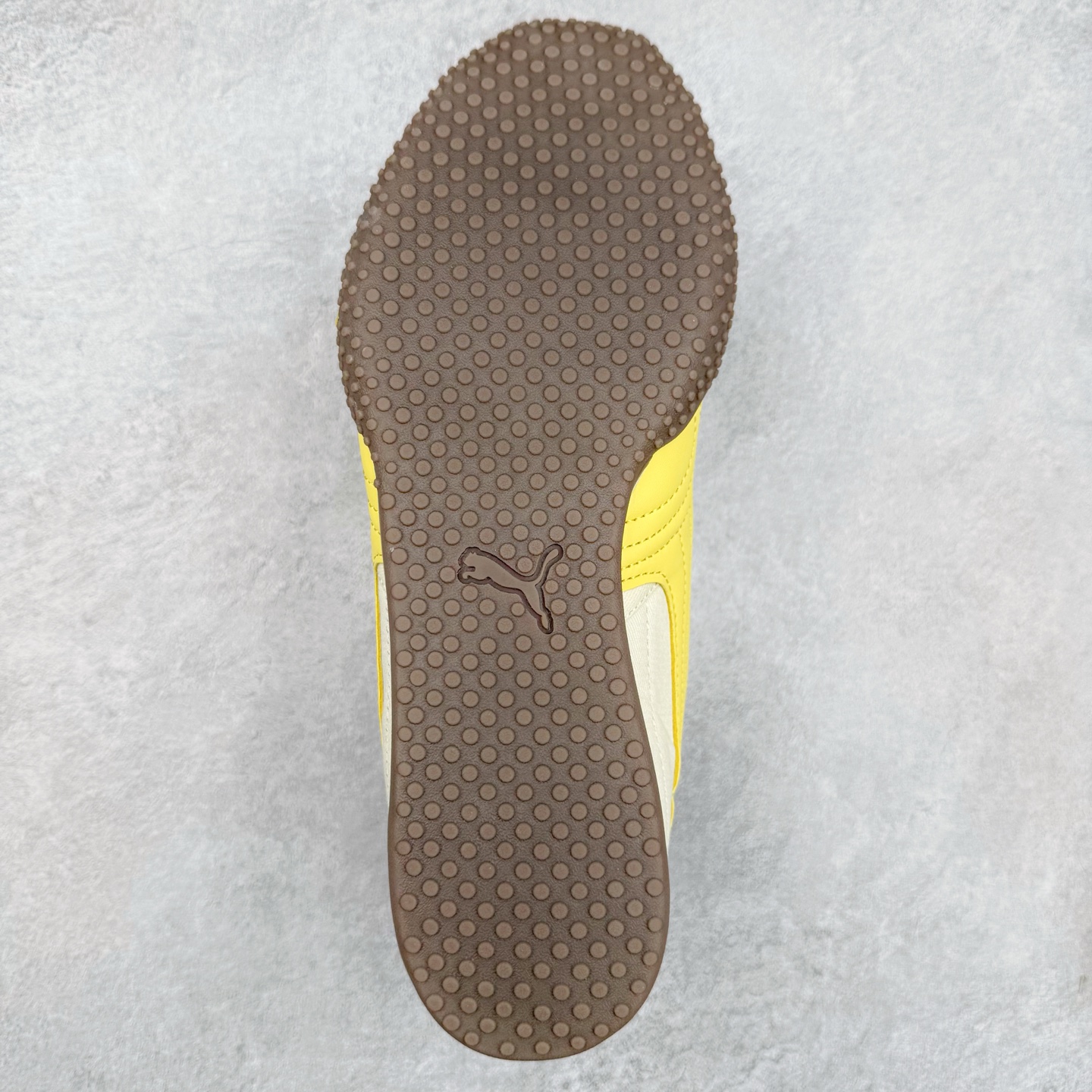 图片[9]-PUMA Bella UT Low 彪马贝拉UT系列低帮薄底德训复古风经典百搭休闲慢跑鞋 继将 Speedcat OG 带回后，近日 Puma 再以品牌档案室的经典鞋型 Bella OG 为蓝本，推出契合时下薄底球鞋趋势的 Bella UT 鞋款。自 21 世纪初问世以来，Bella OG 鞋型以其独特的薄底设计和上翻外底设计收获了众多年轻拥趸，更是 PUMA DNA 中不可磨灭的经典。此番重新推出的 Bella UT 鞋款，整体鞋面采用上乘皮革材质，并延续 Formstrip 设计语言；鞋头处采用精致的包头设计，搭配麂皮材质提升质感；鞋底部分保留 Bella 鞋款标志性的薄底和点状橡胶外底，上翘的设计包裹鞋面；鞋舌与鞋跟分别点缀美洲狮 Logo 与品牌字母 Logo。值得一提的是，本次 Bella UT 鞋款搭载 SOFTFOAM+ 鞋垫，兼顾美学设计与穿着舒适度。而配色上则提供白、黄、蓝、银、粉五款颜色。尺码：35.5 36 37 37.5 38 39 39.5 40 40.5 41 42 42.5 43 44 44.5 45-选品中心