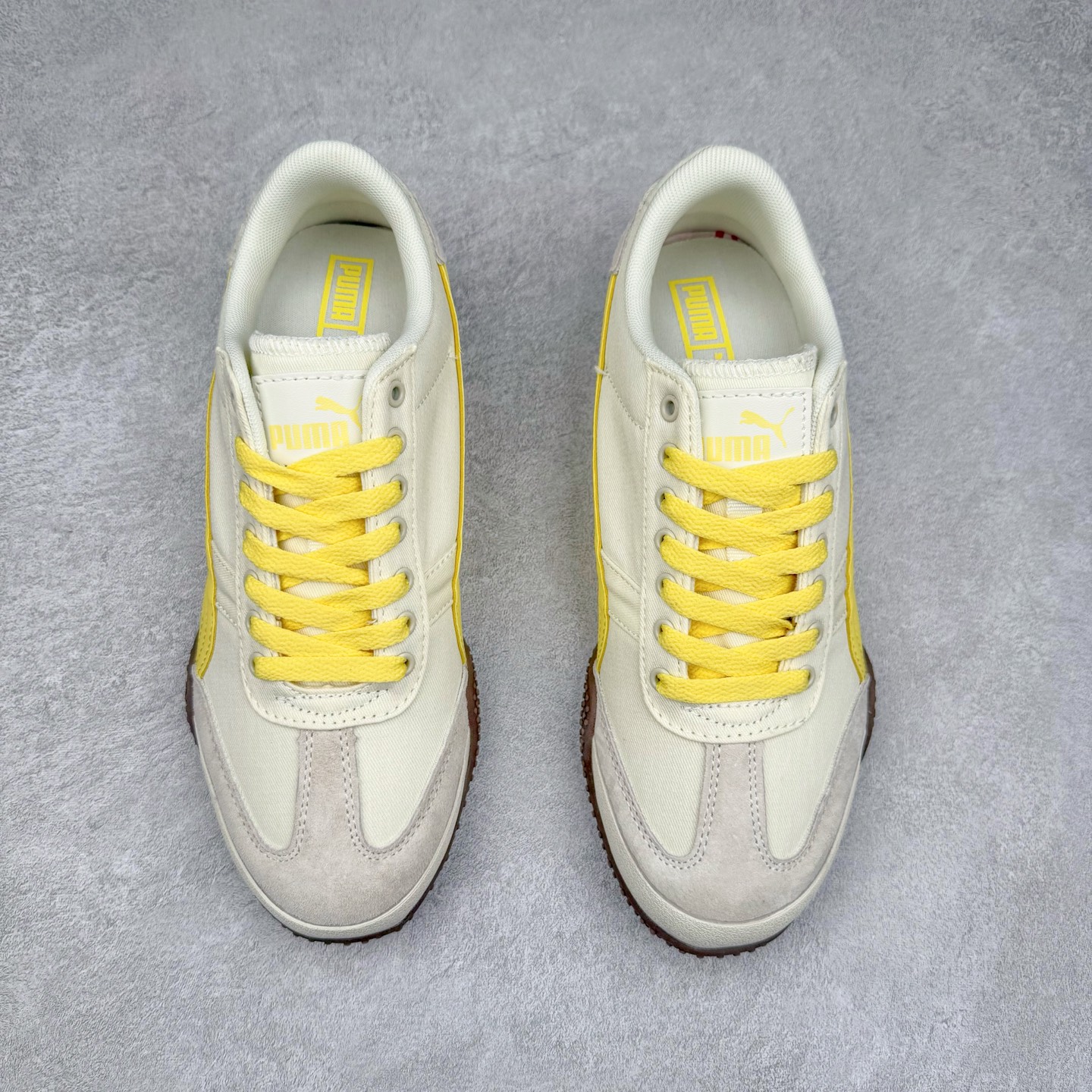 图片[2]-PUMA Bella UT Low 彪马贝拉UT系列低帮薄底德训复古风经典百搭休闲慢跑鞋 继将 Speedcat OG 带回后，近日 Puma 再以品牌档案室的经典鞋型 Bella OG 为蓝本，推出契合时下薄底球鞋趋势的 Bella UT 鞋款。自 21 世纪初问世以来，Bella OG 鞋型以其独特的薄底设计和上翻外底设计收获了众多年轻拥趸，更是 PUMA DNA 中不可磨灭的经典。此番重新推出的 Bella UT 鞋款，整体鞋面采用上乘皮革材质，并延续 Formstrip 设计语言；鞋头处采用精致的包头设计，搭配麂皮材质提升质感；鞋底部分保留 Bella 鞋款标志性的薄底和点状橡胶外底，上翘的设计包裹鞋面；鞋舌与鞋跟分别点缀美洲狮 Logo 与品牌字母 Logo。值得一提的是，本次 Bella UT 鞋款搭载 SOFTFOAM+ 鞋垫，兼顾美学设计与穿着舒适度。而配色上则提供白、黄、蓝、银、粉五款颜色。尺码：35.5 36 37 37.5 38 39 39.5 40 40.5 41 42 42.5 43 44 44.5 45-选品中心