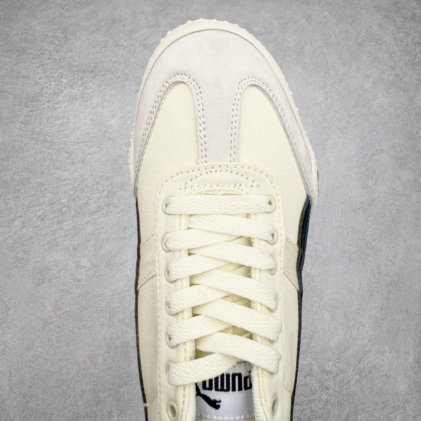 图片[4]-PUMA Bella UT Low 彪马贝拉UT系列低帮薄底德训复古风经典百搭休闲慢跑鞋 继将 Speedcat OG 带回后，近日 Puma 再以品牌档案室的经典鞋型 Bella OG 为蓝本，推出契合时下薄底球鞋趋势的 Bella UT 鞋款。自 21 世纪初问世以来，Bella OG 鞋型以其独特的薄底设计和上翻外底设计收获了众多年轻拥趸，更是 PUMA DNA 中不可磨灭的经典。此番重新推出的 Bella UT 鞋款，整体鞋面采用上乘皮革材质，并延续 Formstrip 设计语言；鞋头处采用精致的包头设计，搭配麂皮材质提升质感；鞋底部分保留 Bella 鞋款标志性的薄底和点状橡胶外底，上翘的设计包裹鞋面；鞋舌与鞋跟分别点缀美洲狮 Logo 与品牌字母 Logo。值得一提的是，本次 Bella UT 鞋款搭载 SOFTFOAM+ 鞋垫，兼顾美学设计与穿着舒适度。而配色上则提供白、黄、蓝、银、粉五款颜色。尺码：35.5 36 37 37.5 38 39 39.5 40 40.5 41 42 42.5 43 44 44.5 45-选品中心