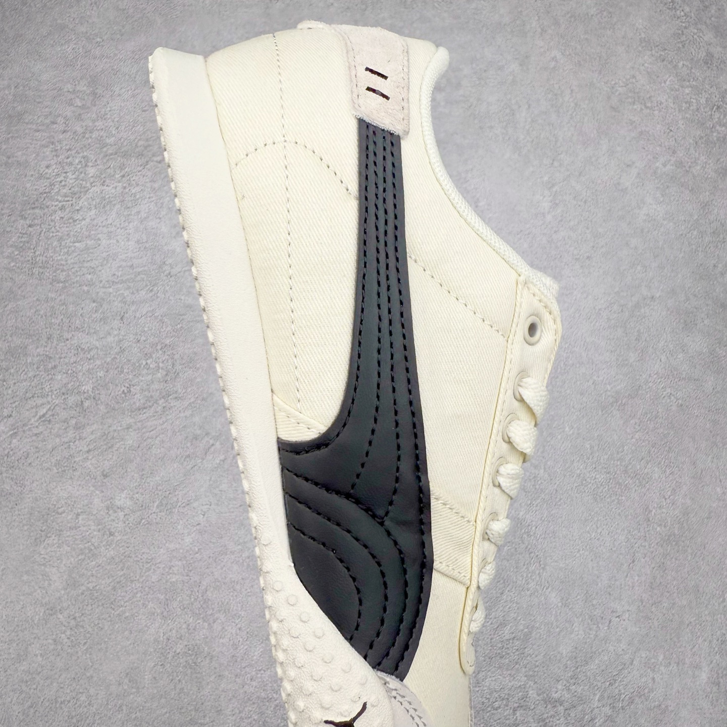 图片[6]-PUMA Bella UT Low 彪马贝拉UT系列低帮薄底德训复古风经典百搭休闲慢跑鞋 继将 Speedcat OG 带回后，近日 Puma 再以品牌档案室的经典鞋型 Bella OG 为蓝本，推出契合时下薄底球鞋趋势的 Bella UT 鞋款。自 21 世纪初问世以来，Bella OG 鞋型以其独特的薄底设计和上翻外底设计收获了众多年轻拥趸，更是 PUMA DNA 中不可磨灭的经典。此番重新推出的 Bella UT 鞋款，整体鞋面采用上乘皮革材质，并延续 Formstrip 设计语言；鞋头处采用精致的包头设计，搭配麂皮材质提升质感；鞋底部分保留 Bella 鞋款标志性的薄底和点状橡胶外底，上翘的设计包裹鞋面；鞋舌与鞋跟分别点缀美洲狮 Logo 与品牌字母 Logo。值得一提的是，本次 Bella UT 鞋款搭载 SOFTFOAM+ 鞋垫，兼顾美学设计与穿着舒适度。而配色上则提供白、黄、蓝、银、粉五款颜色。尺码：35.5 36 37 37.5 38 39 39.5 40 40.5 41 42 42.5 43 44 44.5 45-选品中心