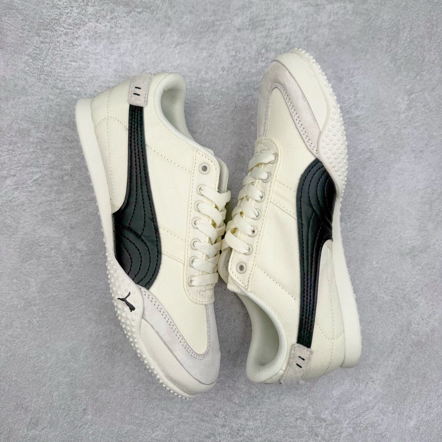 图片[3]-PUMA Bella UT Low 彪马贝拉UT系列低帮薄底德训复古风经典百搭休闲慢跑鞋 继将 Speedcat OG 带回后，近日 Puma 再以品牌档案室的经典鞋型 Bella OG 为蓝本，推出契合时下薄底球鞋趋势的 Bella UT 鞋款。自 21 世纪初问世以来，Bella OG 鞋型以其独特的薄底设计和上翻外底设计收获了众多年轻拥趸，更是 PUMA DNA 中不可磨灭的经典。此番重新推出的 Bella UT 鞋款，整体鞋面采用上乘皮革材质，并延续 Formstrip 设计语言；鞋头处采用精致的包头设计，搭配麂皮材质提升质感；鞋底部分保留 Bella 鞋款标志性的薄底和点状橡胶外底，上翘的设计包裹鞋面；鞋舌与鞋跟分别点缀美洲狮 Logo 与品牌字母 Logo。值得一提的是，本次 Bella UT 鞋款搭载 SOFTFOAM+ 鞋垫，兼顾美学设计与穿着舒适度。而配色上则提供白、黄、蓝、银、粉五款颜色。尺码：35.5 36 37 37.5 38 39 39.5 40 40.5 41 42 42.5 43 44 44.5 45-选品中心