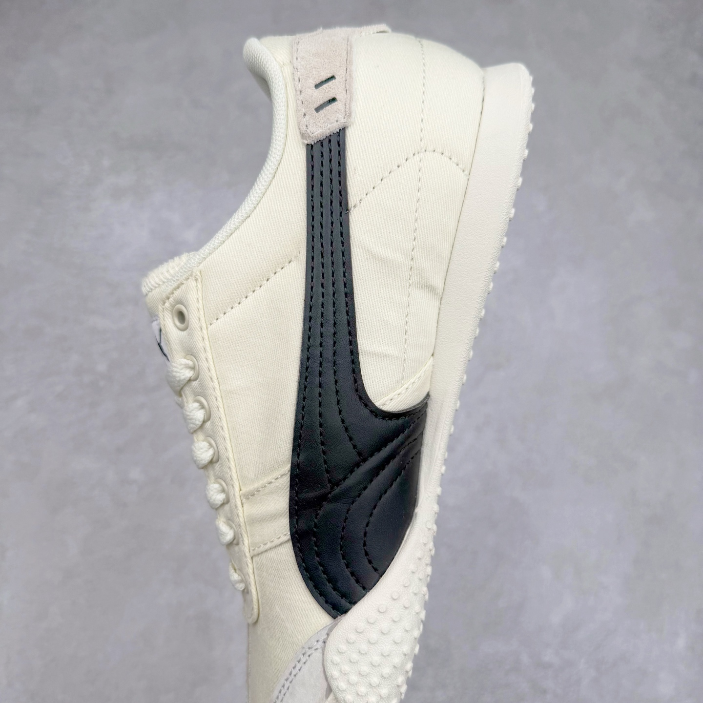 图片[7]-PUMA Bella UT Low 彪马贝拉UT系列低帮薄底德训复古风经典百搭休闲慢跑鞋 继将 Speedcat OG 带回后，近日 Puma 再以品牌档案室的经典鞋型 Bella OG 为蓝本，推出契合时下薄底球鞋趋势的 Bella UT 鞋款。自 21 世纪初问世以来，Bella OG 鞋型以其独特的薄底设计和上翻外底设计收获了众多年轻拥趸，更是 PUMA DNA 中不可磨灭的经典。此番重新推出的 Bella UT 鞋款，整体鞋面采用上乘皮革材质，并延续 Formstrip 设计语言；鞋头处采用精致的包头设计，搭配麂皮材质提升质感；鞋底部分保留 Bella 鞋款标志性的薄底和点状橡胶外底，上翘的设计包裹鞋面；鞋舌与鞋跟分别点缀美洲狮 Logo 与品牌字母 Logo。值得一提的是，本次 Bella UT 鞋款搭载 SOFTFOAM+ 鞋垫，兼顾美学设计与穿着舒适度。而配色上则提供白、黄、蓝、银、粉五款颜色。尺码：35.5 36 37 37.5 38 39 39.5 40 40.5 41 42 42.5 43 44 44.5 45-选品中心