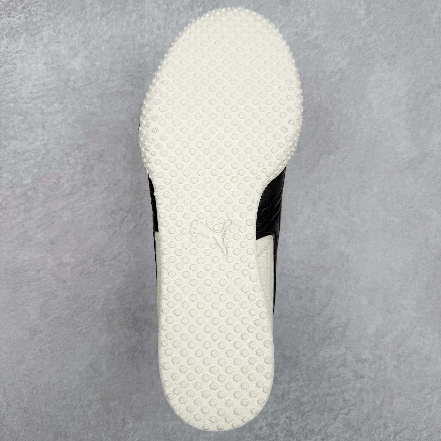 图片[9]-PUMA Bella UT Low 彪马贝拉UT系列低帮薄底德训复古风经典百搭休闲慢跑鞋 继将 Speedcat OG 带回后，近日 Puma 再以品牌档案室的经典鞋型 Bella OG 为蓝本，推出契合时下薄底球鞋趋势的 Bella UT 鞋款。自 21 世纪初问世以来，Bella OG 鞋型以其独特的薄底设计和上翻外底设计收获了众多年轻拥趸，更是 PUMA DNA 中不可磨灭的经典。此番重新推出的 Bella UT 鞋款，整体鞋面采用上乘皮革材质，并延续 Formstrip 设计语言；鞋头处采用精致的包头设计，搭配麂皮材质提升质感；鞋底部分保留 Bella 鞋款标志性的薄底和点状橡胶外底，上翘的设计包裹鞋面；鞋舌与鞋跟分别点缀美洲狮 Logo 与品牌字母 Logo。值得一提的是，本次 Bella UT 鞋款搭载 SOFTFOAM+ 鞋垫，兼顾美学设计与穿着舒适度。而配色上则提供白、黄、蓝、银、粉五款颜色。尺码：35.5 36 37 37.5 38 39 39.5 40 40.5 41 42 42.5 43 44 44.5 45-选品中心