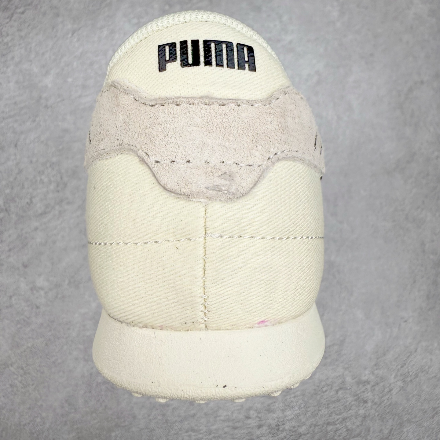 图片[8]-PUMA Bella UT Low 彪马贝拉UT系列低帮薄底德训复古风经典百搭休闲慢跑鞋 继将 Speedcat OG 带回后，近日 Puma 再以品牌档案室的经典鞋型 Bella OG 为蓝本，推出契合时下薄底球鞋趋势的 Bella UT 鞋款。自 21 世纪初问世以来，Bella OG 鞋型以其独特的薄底设计和上翻外底设计收获了众多年轻拥趸，更是 PUMA DNA 中不可磨灭的经典。此番重新推出的 Bella UT 鞋款，整体鞋面采用上乘皮革材质，并延续 Formstrip 设计语言；鞋头处采用精致的包头设计，搭配麂皮材质提升质感；鞋底部分保留 Bella 鞋款标志性的薄底和点状橡胶外底，上翘的设计包裹鞋面；鞋舌与鞋跟分别点缀美洲狮 Logo 与品牌字母 Logo。值得一提的是，本次 Bella UT 鞋款搭载 SOFTFOAM+ 鞋垫，兼顾美学设计与穿着舒适度。而配色上则提供白、黄、蓝、银、粉五款颜色。尺码：35.5 36 37 37.5 38 39 39.5 40 40.5 41 42 42.5 43 44 44.5 45-选品中心