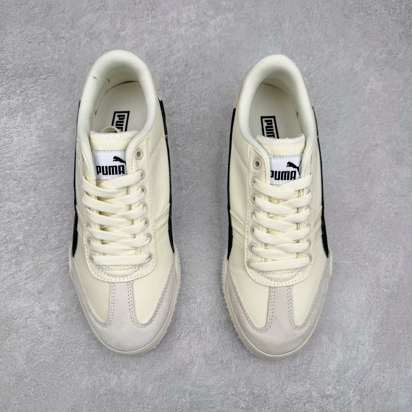 图片[2]-PUMA Bella UT Low 彪马贝拉UT系列低帮薄底德训复古风经典百搭休闲慢跑鞋 继将 Speedcat OG 带回后，近日 Puma 再以品牌档案室的经典鞋型 Bella OG 为蓝本，推出契合时下薄底球鞋趋势的 Bella UT 鞋款。自 21 世纪初问世以来，Bella OG 鞋型以其独特的薄底设计和上翻外底设计收获了众多年轻拥趸，更是 PUMA DNA 中不可磨灭的经典。此番重新推出的 Bella UT 鞋款，整体鞋面采用上乘皮革材质，并延续 Formstrip 设计语言；鞋头处采用精致的包头设计，搭配麂皮材质提升质感；鞋底部分保留 Bella 鞋款标志性的薄底和点状橡胶外底，上翘的设计包裹鞋面；鞋舌与鞋跟分别点缀美洲狮 Logo 与品牌字母 Logo。值得一提的是，本次 Bella UT 鞋款搭载 SOFTFOAM+ 鞋垫，兼顾美学设计与穿着舒适度。而配色上则提供白、黄、蓝、银、粉五款颜色。尺码：35.5 36 37 37.5 38 39 39.5 40 40.5 41 42 42.5 43 44 44.5 45-选品中心