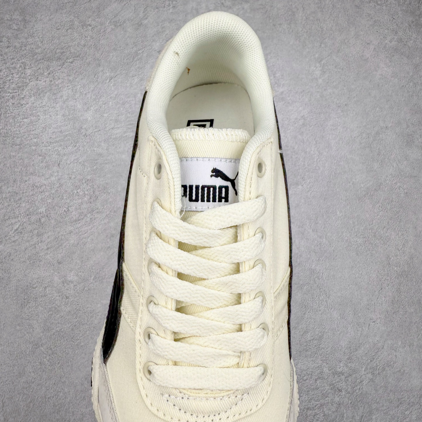 图片[5]-PUMA Bella UT Low 彪马贝拉UT系列低帮薄底德训复古风经典百搭休闲慢跑鞋 继将 Speedcat OG 带回后，近日 Puma 再以品牌档案室的经典鞋型 Bella OG 为蓝本，推出契合时下薄底球鞋趋势的 Bella UT 鞋款。自 21 世纪初问世以来，Bella OG 鞋型以其独特的薄底设计和上翻外底设计收获了众多年轻拥趸，更是 PUMA DNA 中不可磨灭的经典。此番重新推出的 Bella UT 鞋款，整体鞋面采用上乘皮革材质，并延续 Formstrip 设计语言；鞋头处采用精致的包头设计，搭配麂皮材质提升质感；鞋底部分保留 Bella 鞋款标志性的薄底和点状橡胶外底，上翘的设计包裹鞋面；鞋舌与鞋跟分别点缀美洲狮 Logo 与品牌字母 Logo。值得一提的是，本次 Bella UT 鞋款搭载 SOFTFOAM+ 鞋垫，兼顾美学设计与穿着舒适度。而配色上则提供白、黄、蓝、银、粉五款颜色。尺码：35.5 36 37 37.5 38 39 39.5 40 40.5 41 42 42.5 43 44 44.5 45-选品中心