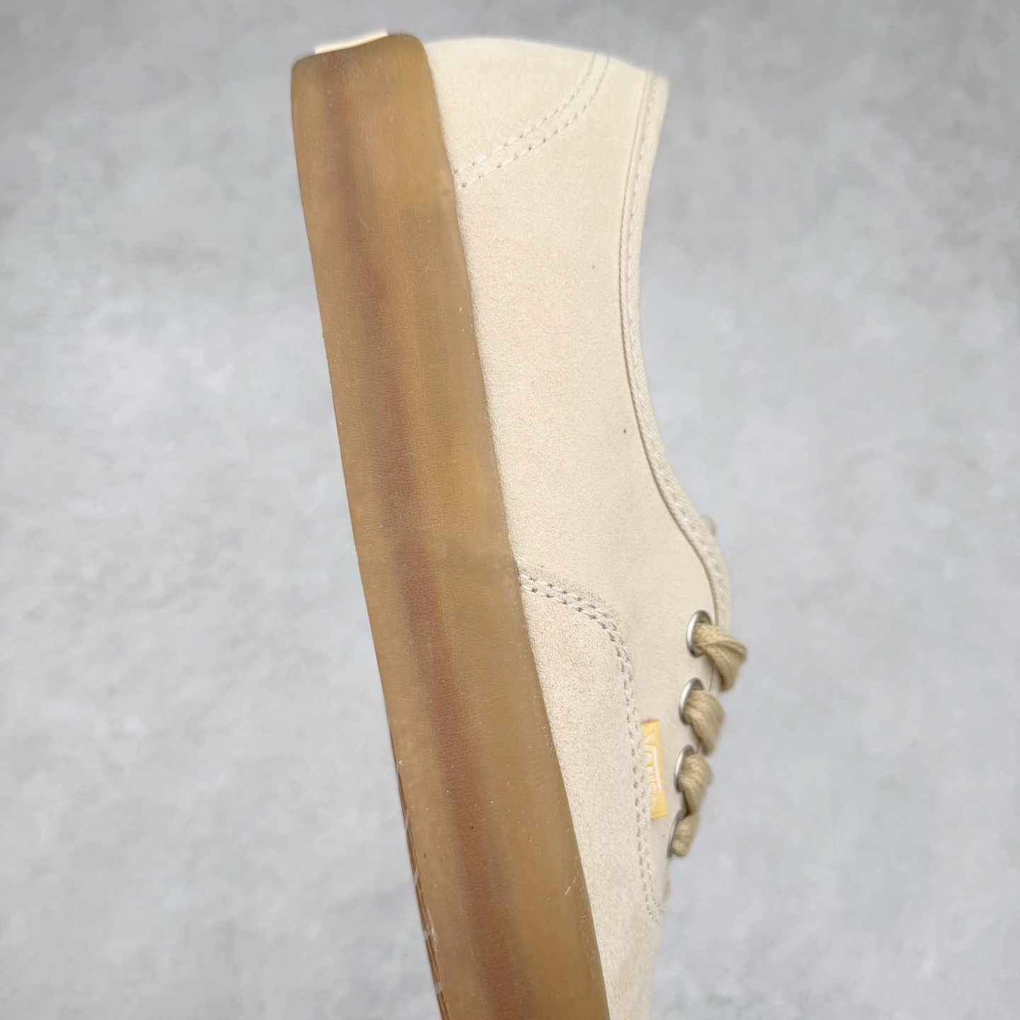 图片[6]-Vans Premium Authentic 翻毛皮 复古半透明生胶底 官方新款 经典Aut鞋型搭配麂皮鞋身 质感拉满 轻盈的透明生胶大底 解放厚重脚感 货号：VN000CRQ6RJ 黑灰 货号：VN000CRQBYS 米灰 尺码：35 36 36.5 37 38 38.5 39 40 40.5 41 42 42.5 43 44 硫化工艺：1：1（真标、原钢印、材质标、鞋型标、合格证）-选品中心