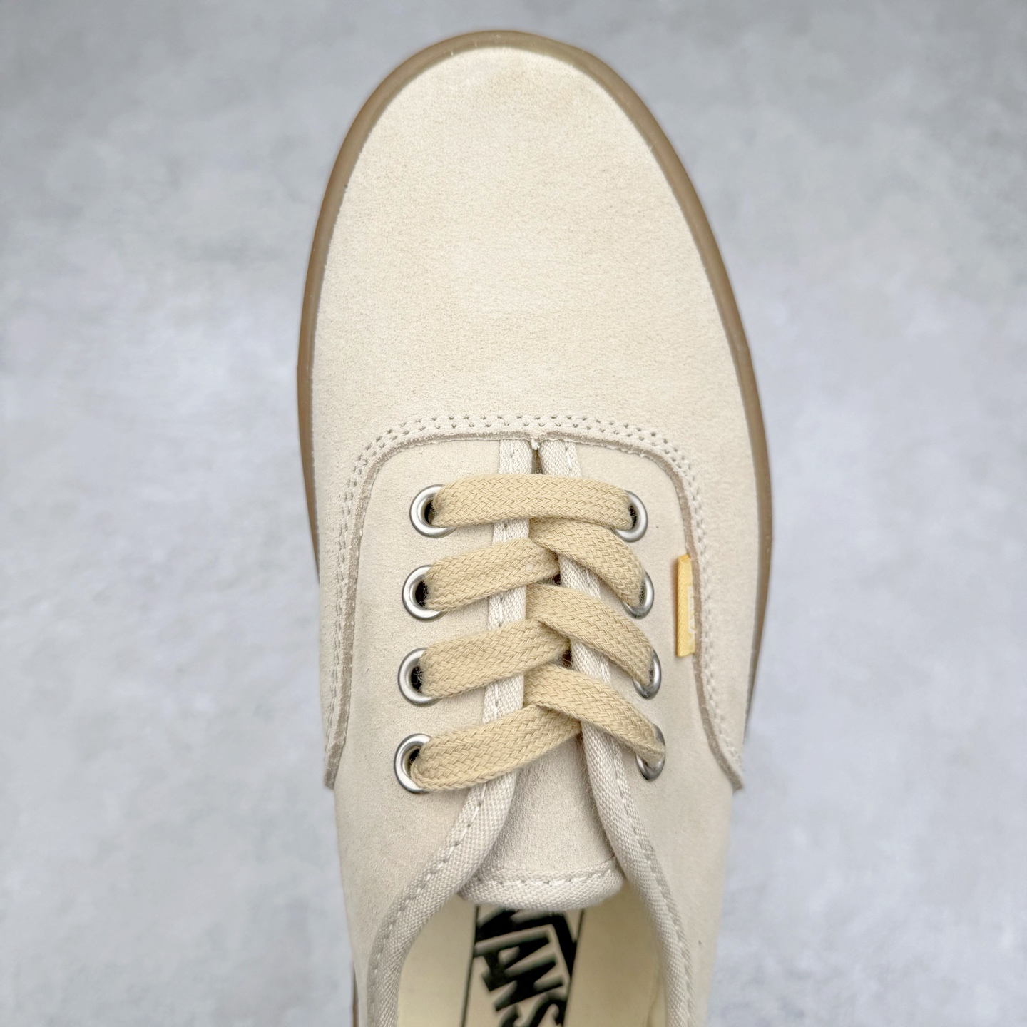 图片[4]-Vans Premium Authentic 翻毛皮 复古半透明生胶底 官方新款 经典Aut鞋型搭配麂皮鞋身 质感拉满 轻盈的透明生胶大底 解放厚重脚感 货号：VN000CRQ6RJ 黑灰 货号：VN000CRQBYS 米灰 尺码：35 36 36.5 37 38 38.5 39 40 40.5 41 42 42.5 43 44 硫化工艺：1：1（真标、原钢印、材质标、鞋型标、合格证）-选品中心
