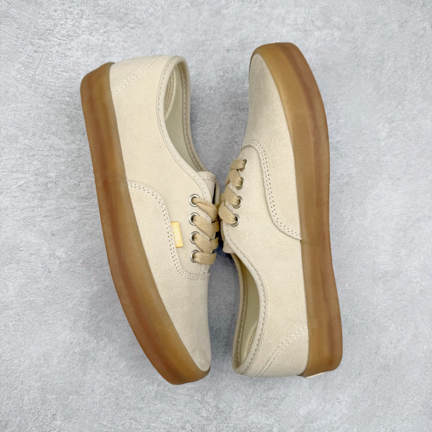 图片[3]-Vans Premium Authentic 翻毛皮 复古半透明生胶底 官方新款 经典Aut鞋型搭配麂皮鞋身 质感拉满 轻盈的透明生胶大底 解放厚重脚感 货号：VN000CRQ6RJ 黑灰 货号：VN000CRQBYS 米灰 尺码：35 36 36.5 37 38 38.5 39 40 40.5 41 42 42.5 43 44 硫化工艺：1：1（真标、原钢印、材质标、鞋型标、合格证）-选品中心