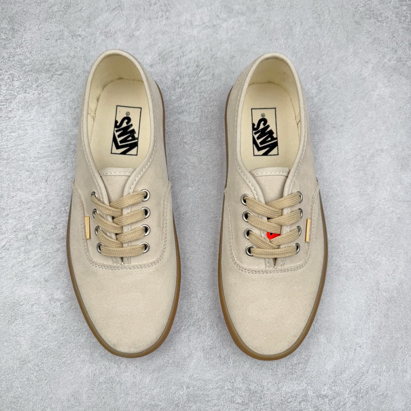 图片[2]-Vans Premium Authentic 翻毛皮 复古半透明生胶底 官方新款 经典Aut鞋型搭配麂皮鞋身 质感拉满 轻盈的透明生胶大底 解放厚重脚感 货号：VN000CRQ6RJ 黑灰 货号：VN000CRQBYS 米灰 尺码：35 36 36.5 37 38 38.5 39 40 40.5 41 42 42.5 43 44 硫化工艺：1：1（真标、原钢印、材质标、鞋型标、合格证）-选品中心