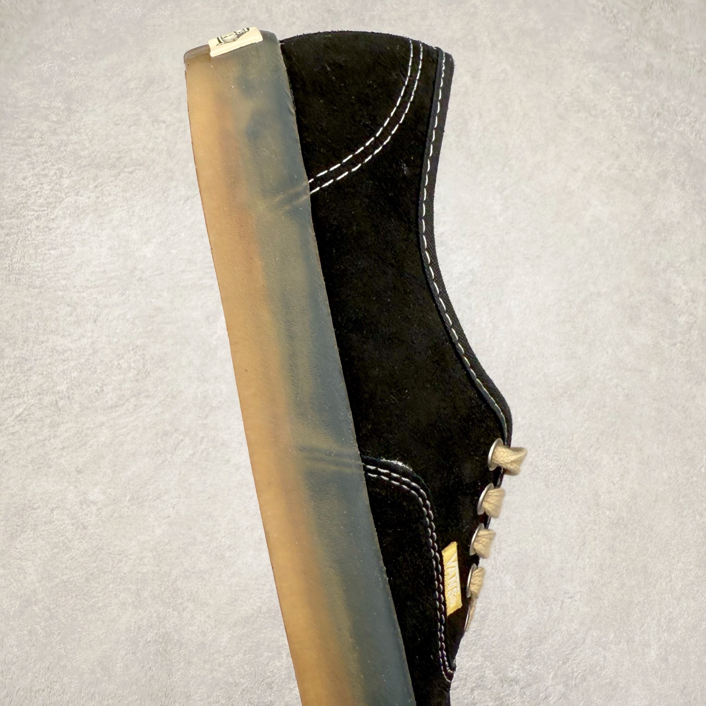 图片[6]-Vans Premium Authentic 翻毛皮 复古半透明生胶底 官方新款 经典Aut鞋型搭配麂皮鞋身 质感拉满 轻盈的透明生胶大底 解放厚重脚感 货号：VN000CRQ6RJ 黑灰 货号：VN000CRQBYS 米灰 尺码：35 36 36.5 37 38 38.5 39 40 40.5 41 42 42.5 43 44 硫化工艺：1：1（真标、原钢印、材质标、鞋型标、合格证）-选品中心